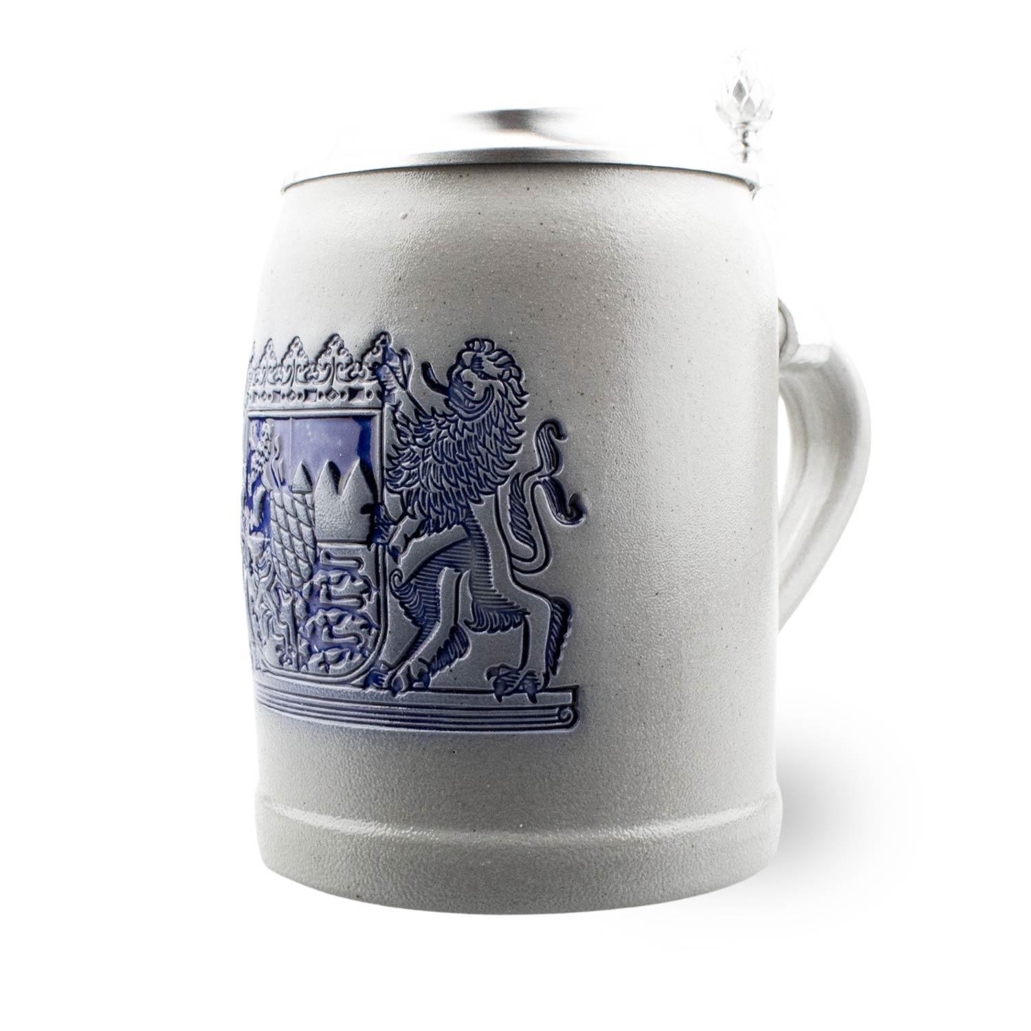 PREMIUM Bierkrug Freistaat Bayern. Grauer Keramik-Bierkrug mit blauem bayerischen Wappen und Zinndeckel.