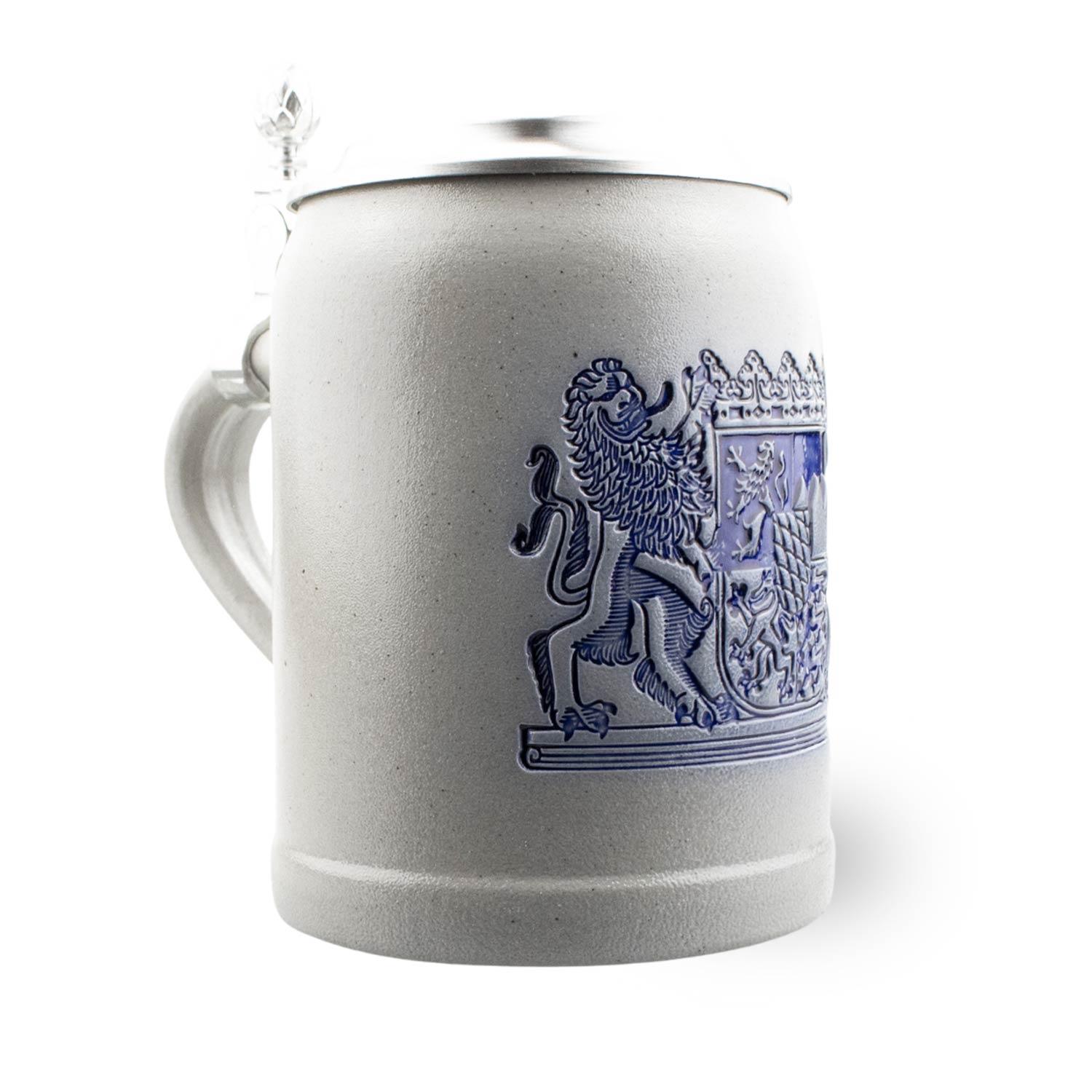 PREMIUM Bierkrug Freistaat Bayern aus grauem Steingut mit blauem Wappen und verziertem Zinndeckel.