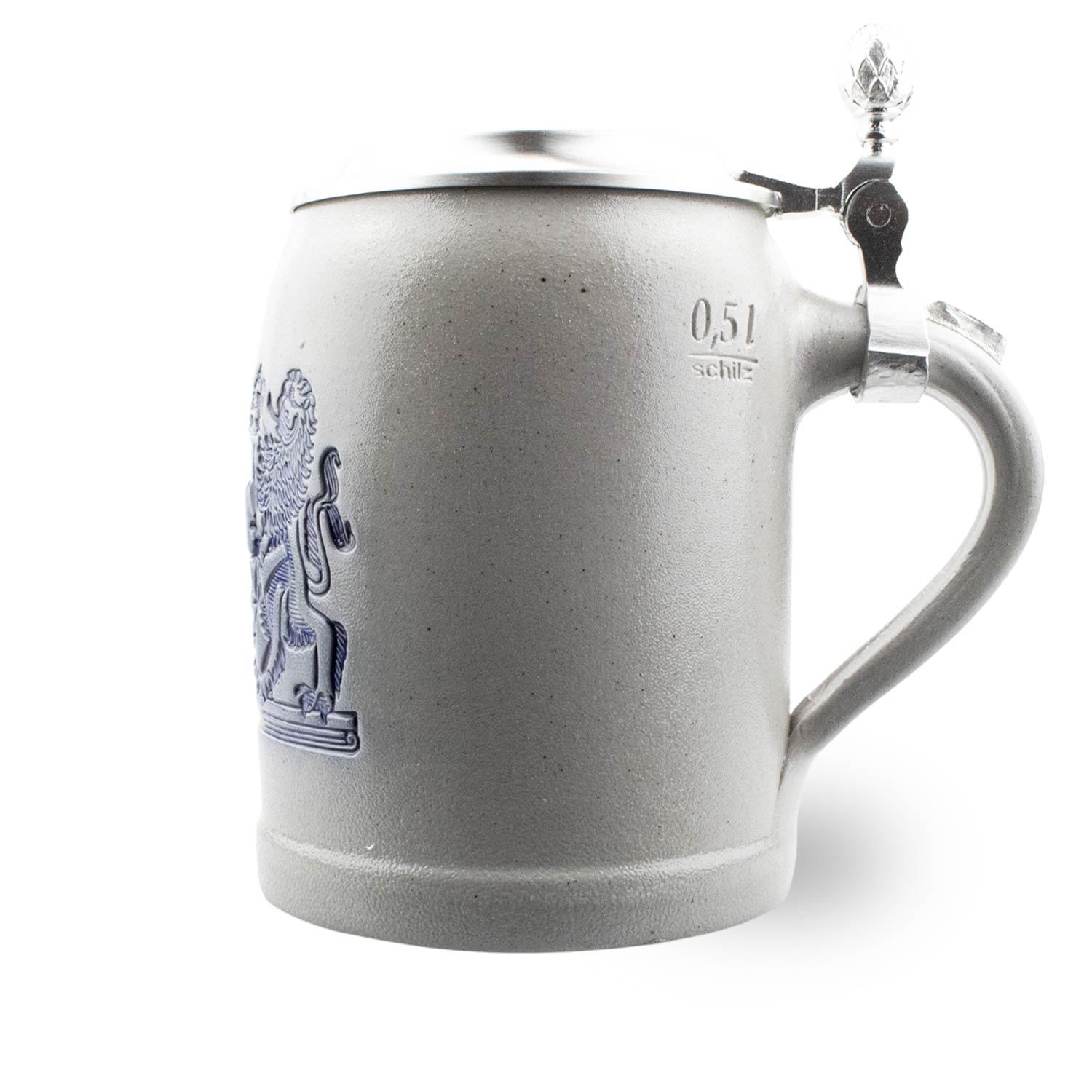 Grauer PREMIUM Bierkrug Freistaat Bayern mit blauer Wappenprägung und detailliertem Zinndeckel.