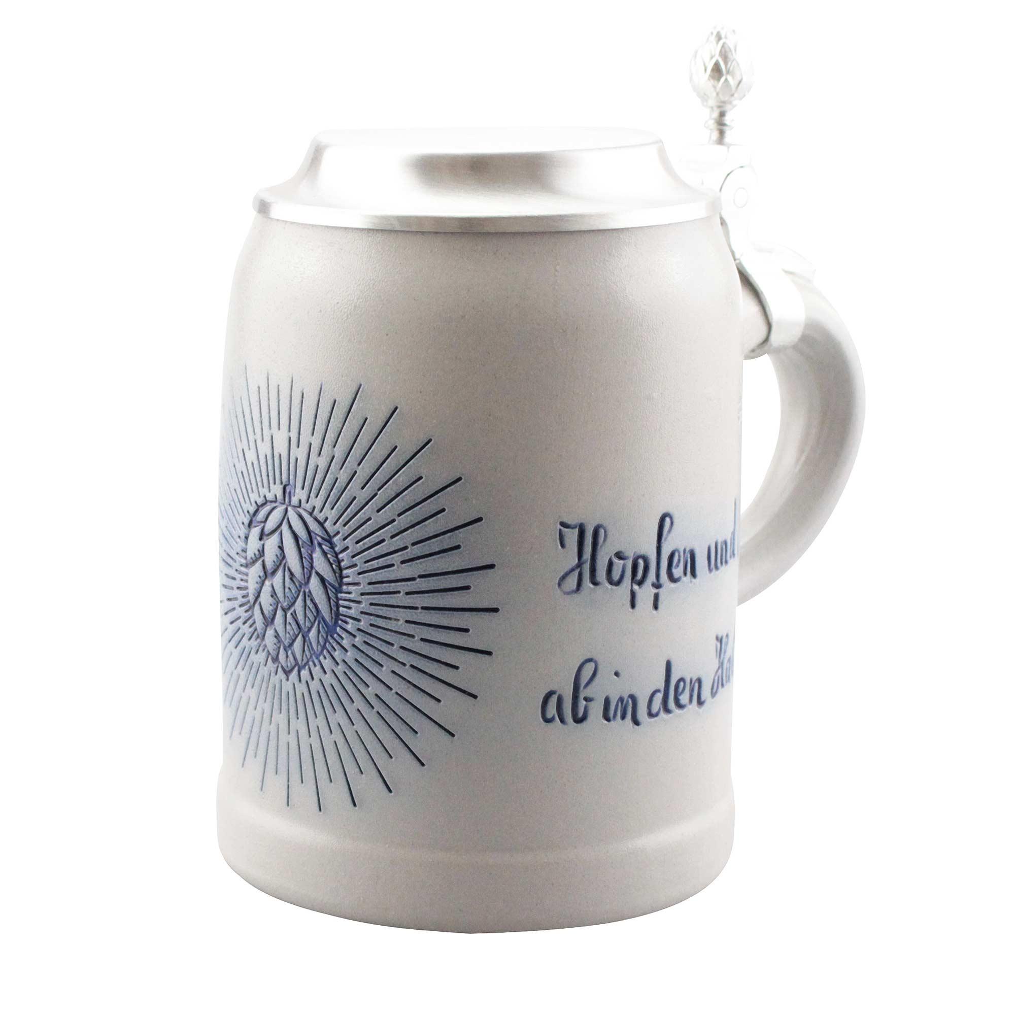 Grauer Bierkrug aus Steinzeug mit blauem Hopfen-Motiv, Spruch und historischem Zinndeckel.