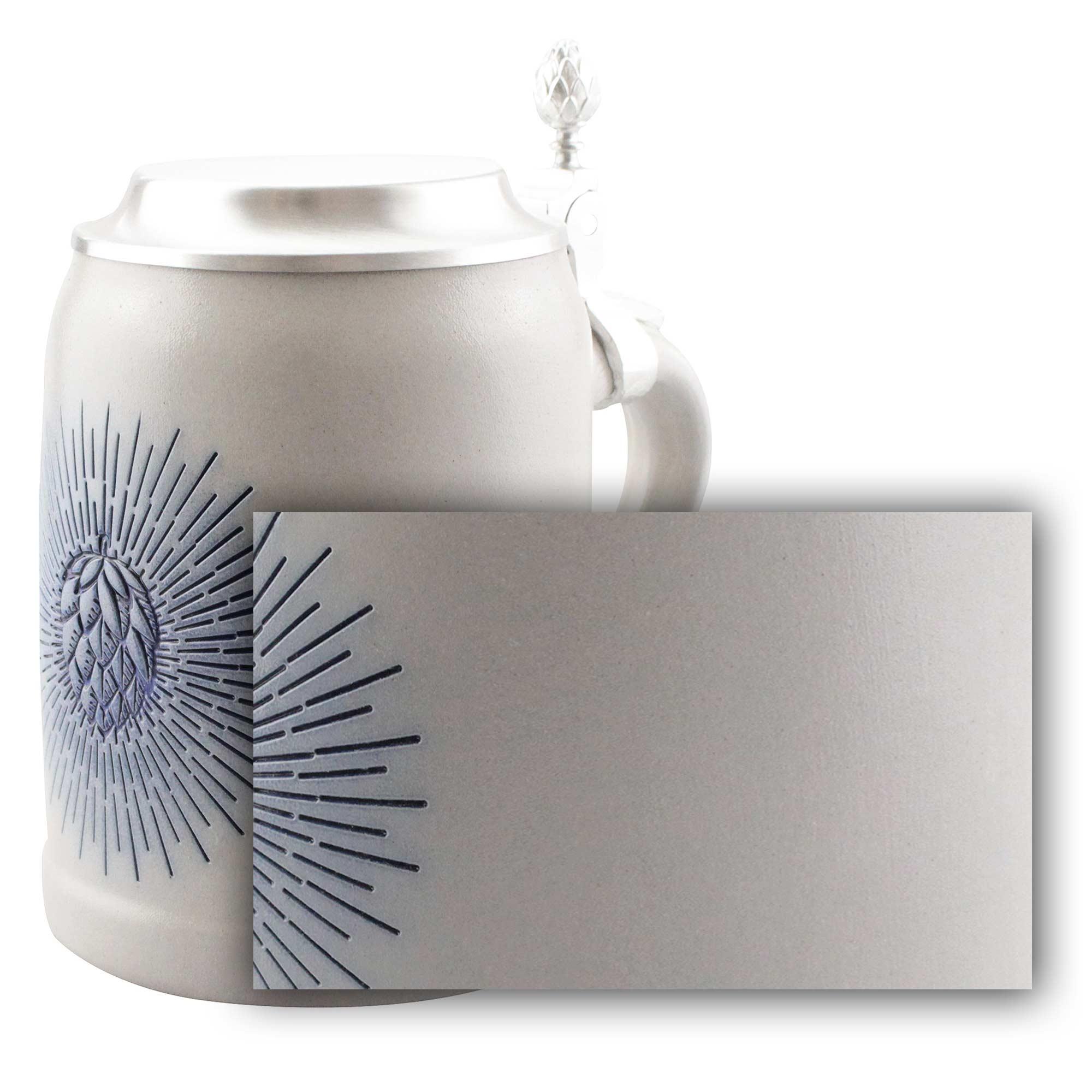 Grauer Keramik-Bierkrug mit blauem Hopfen-Design und Zinndeckel, geeignet für personalisierte Gravur
