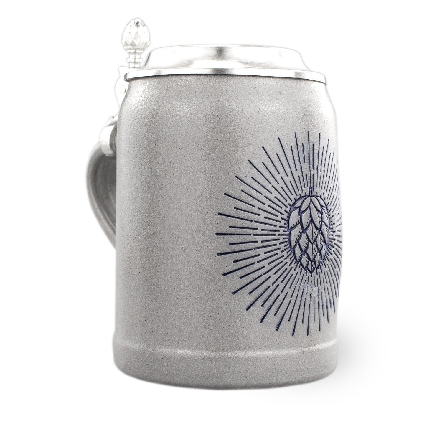 PREMIUM Bierkrug Holy Hopfen aus grauem Steingut mit blauem Hopfen-Print und silbernem Zinndeckel, isoliert.