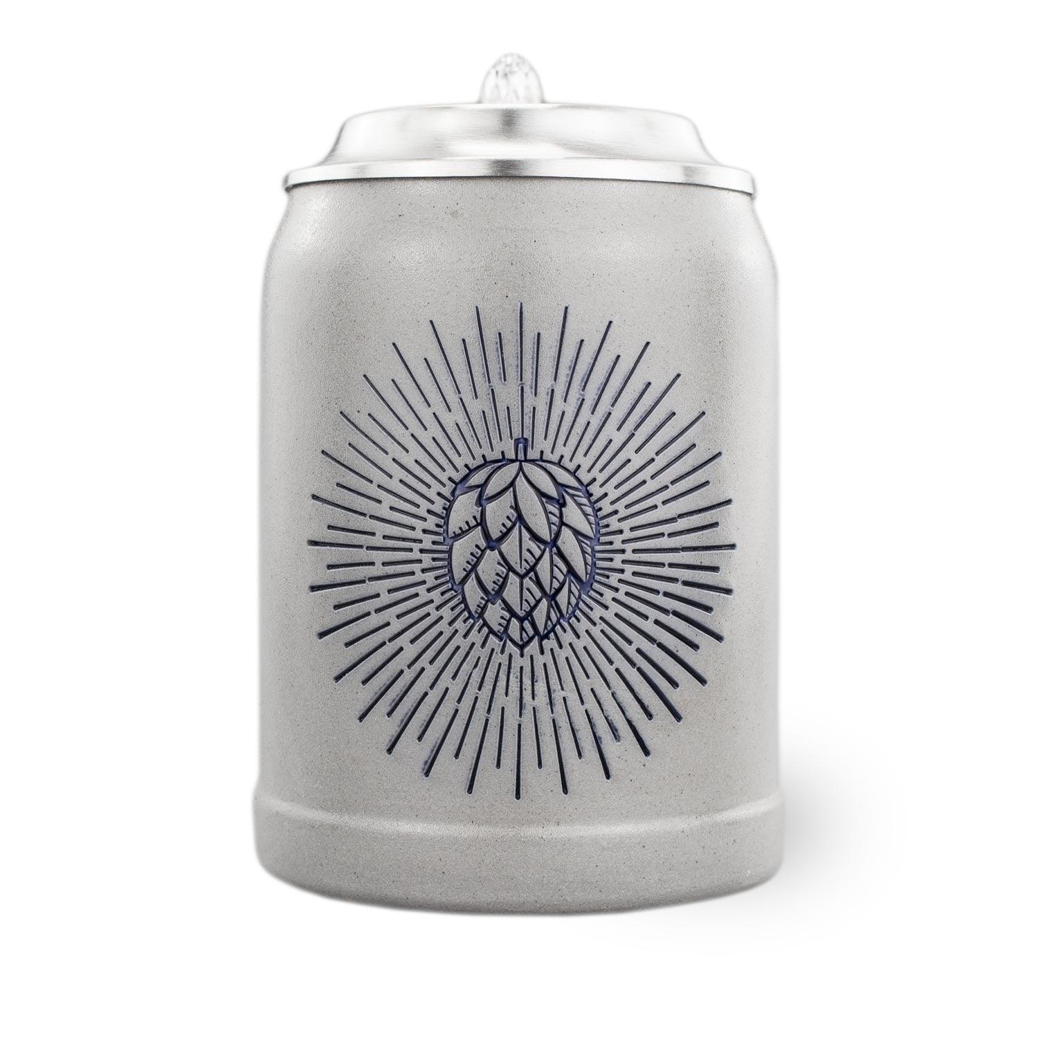 PREMIUM Bierkrug Holy Hopfen aus grauem Steingut mit blauem Hopfen-Design und Zinndeckel.