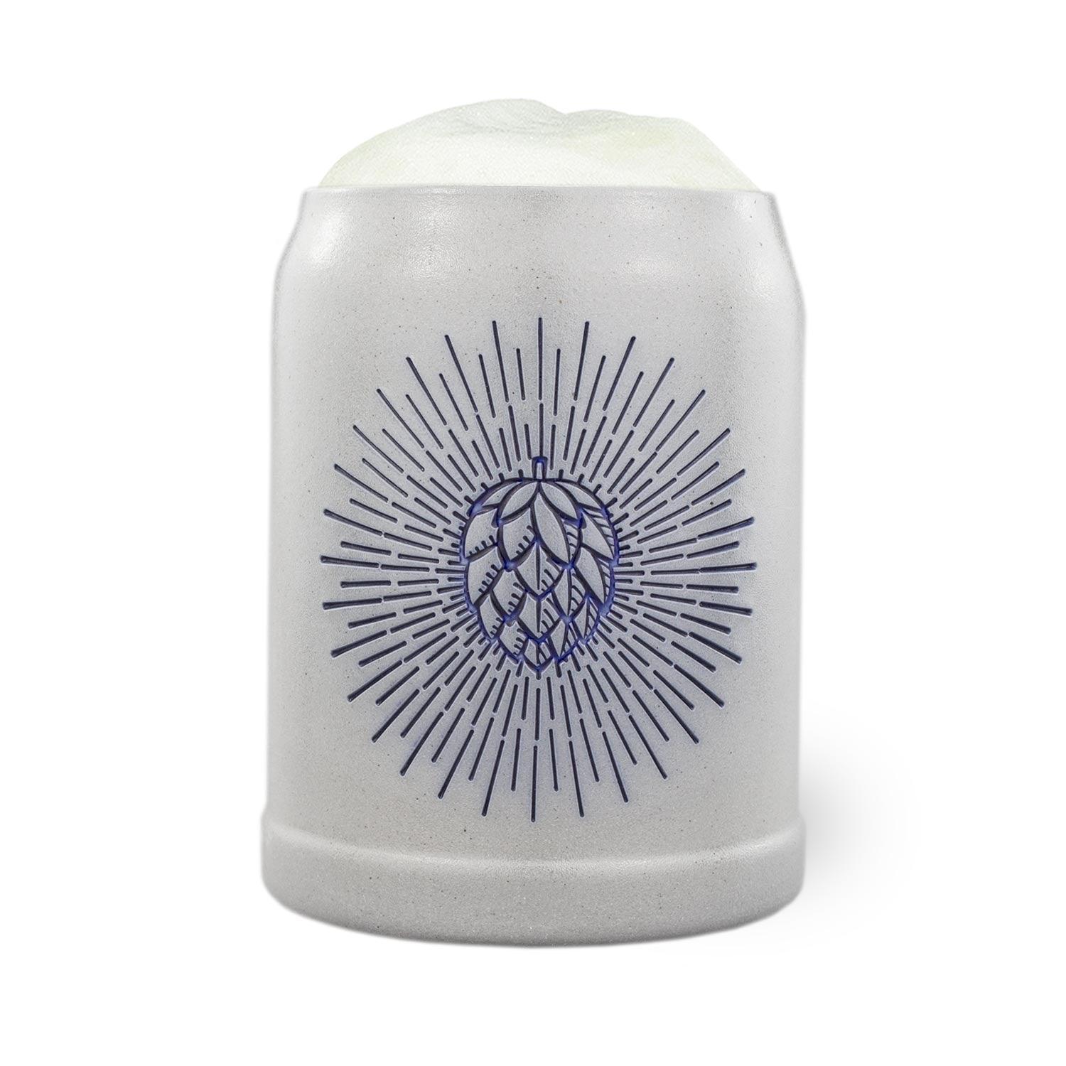 PREMIUM Bierkrug Holy Hopfen, heller Steinkrug mit sattblauem Hopfenstrahl-Motiv und Schaumkrone.