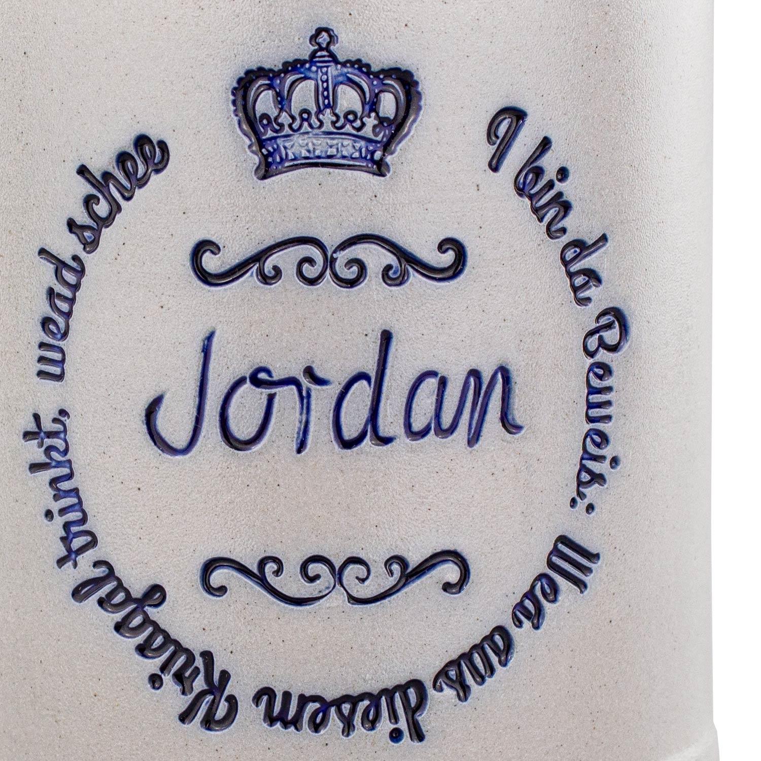 Grau-weißer Bierkrug mit blauer Schrift "Jordan" und königlicher Krone, umrandet von bayerischem Spruch.