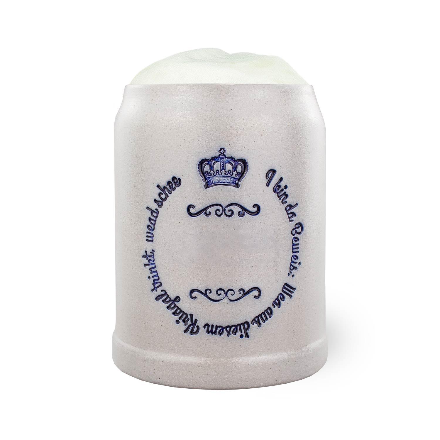Krug aus Steingut mit blauem Königskronen-Emblem und weißer Schrift, gefüllt mit Bierschaum.