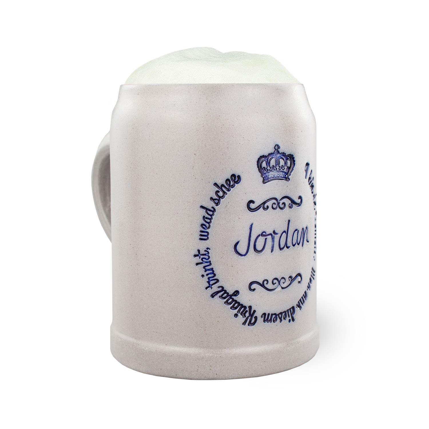 Bierhumpen aus Steingut, gefüllt mit Schaum, verziert mit blauer Krone und Schriftzug "Jordan".