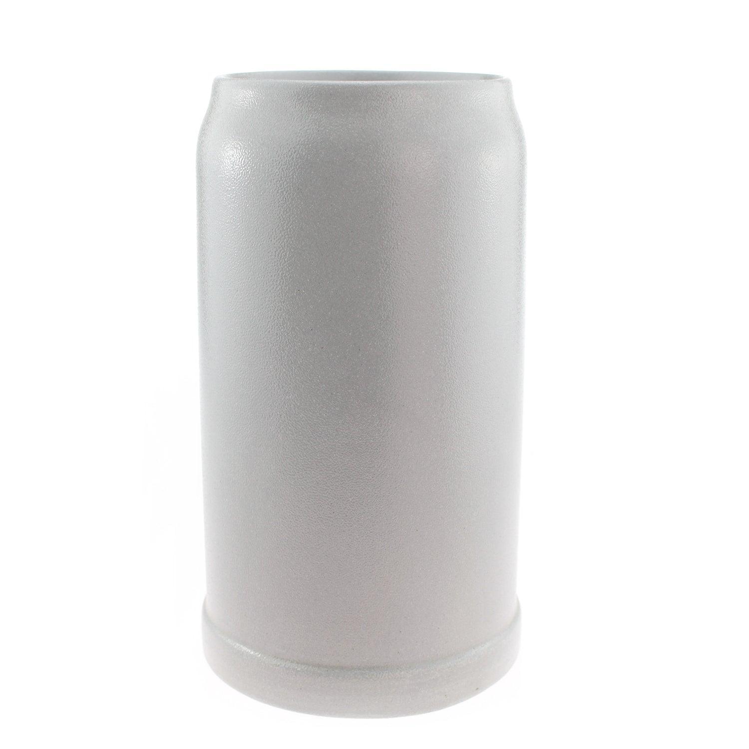 Grauer Keramik-Bierkrug mit leicht strukturierter Oberfläche und konischem Design, ohne Henkel oder Deckel.