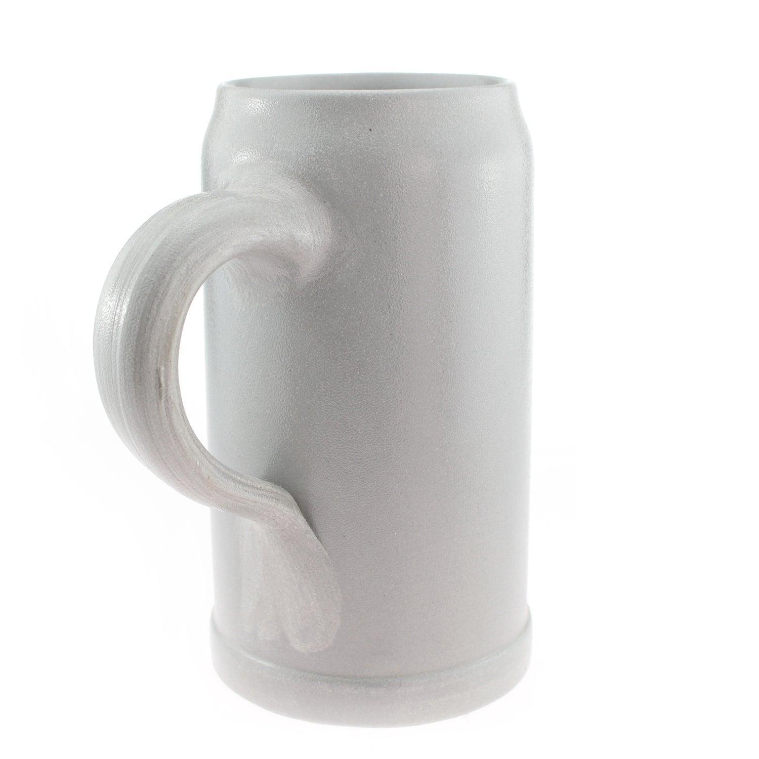 Schlichter grauer Keramik-Bierkrug mit robustem Henkel im traditionellen Design für kühlen Biergenuss.