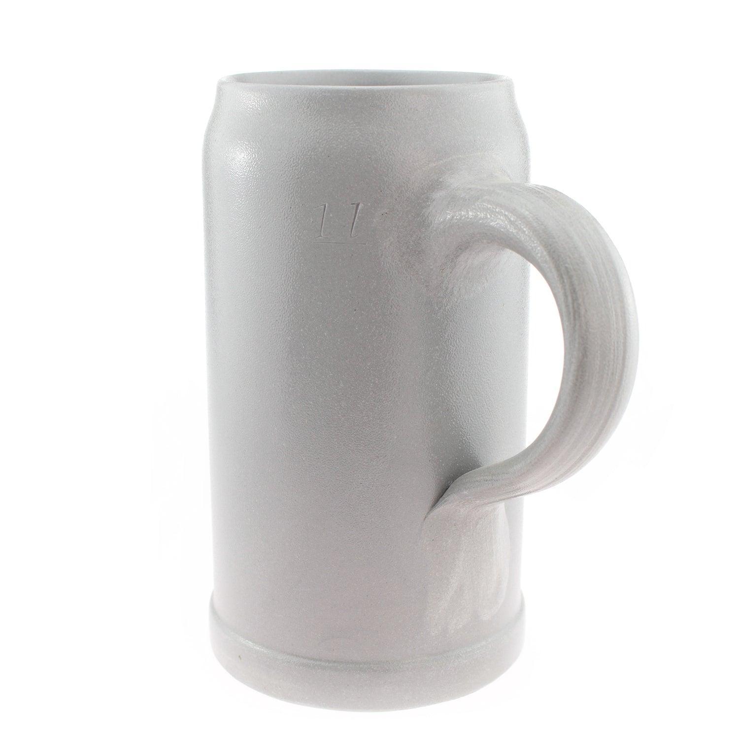 Grauer Steingut-Bierkrug mit Litermarkierung (1.0 L) und kräftigem Henkel, traditionell.