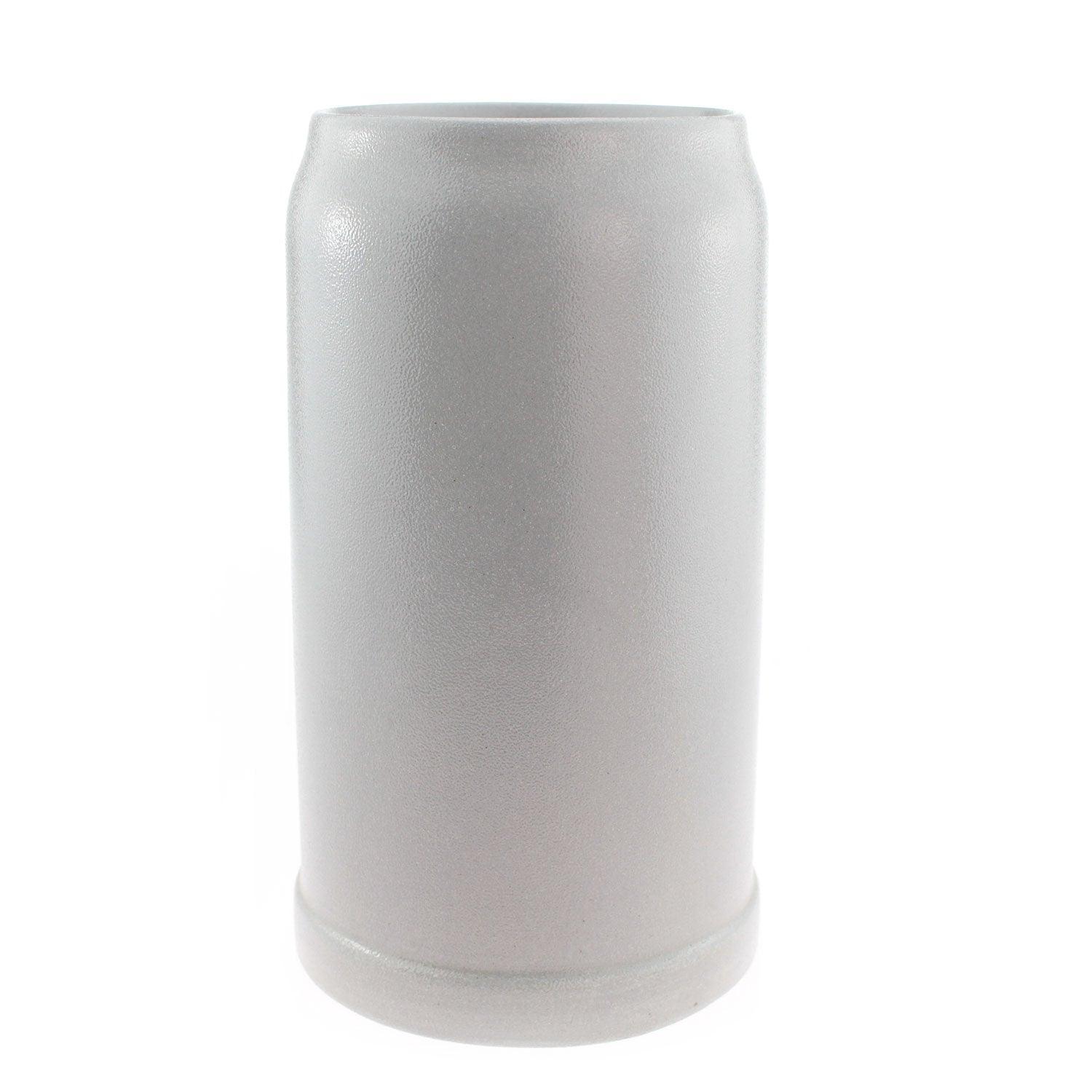 Klassischer, leerer grauer Keramik Bierkrug mit rauer, strukturierter Oberfläche auf weißem Hintergrund.