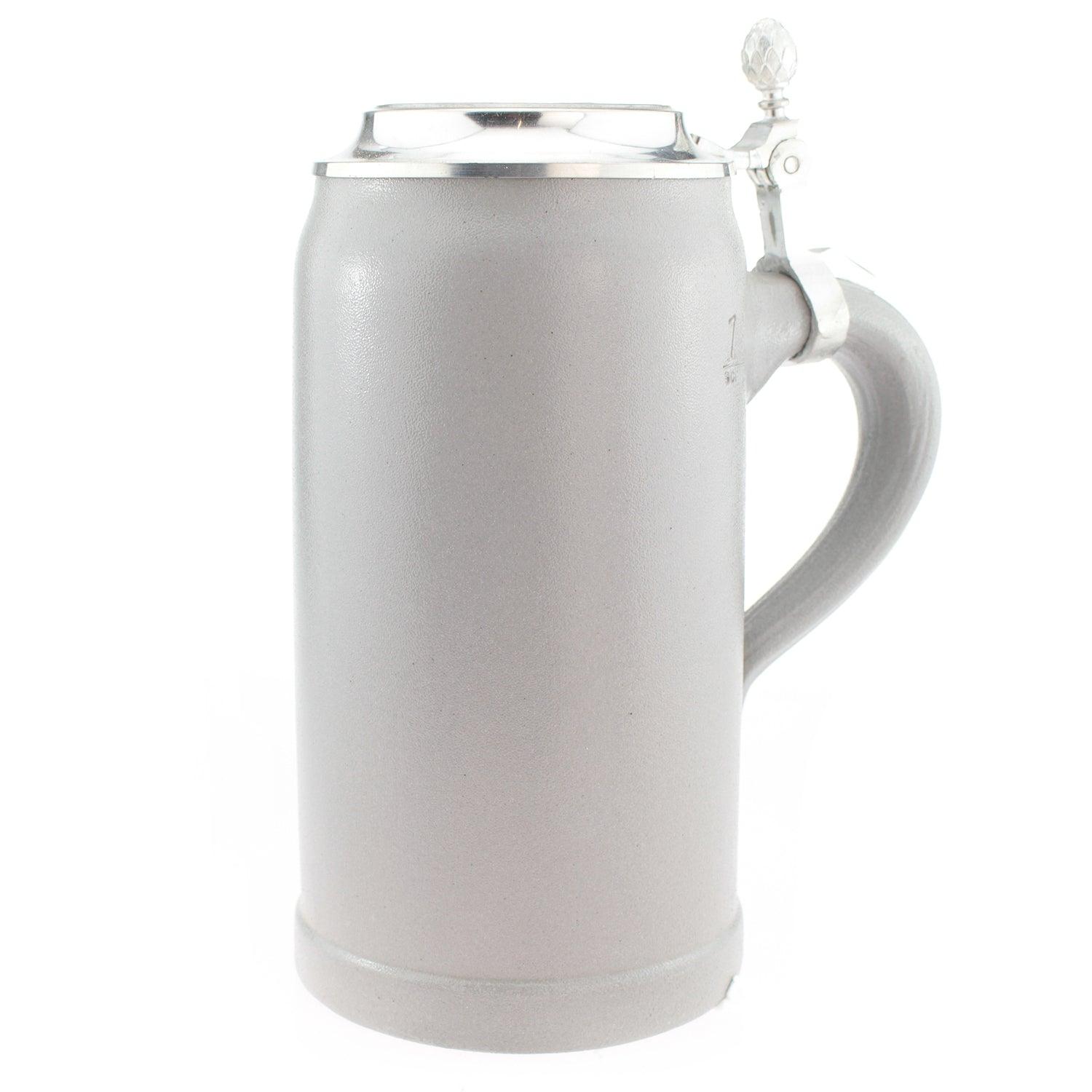 Grauer Keramik-Bierkrug mit glattem, geschlossenem Zinndeckel und seitlichem Henkel, 1 Liter Füllmenge.