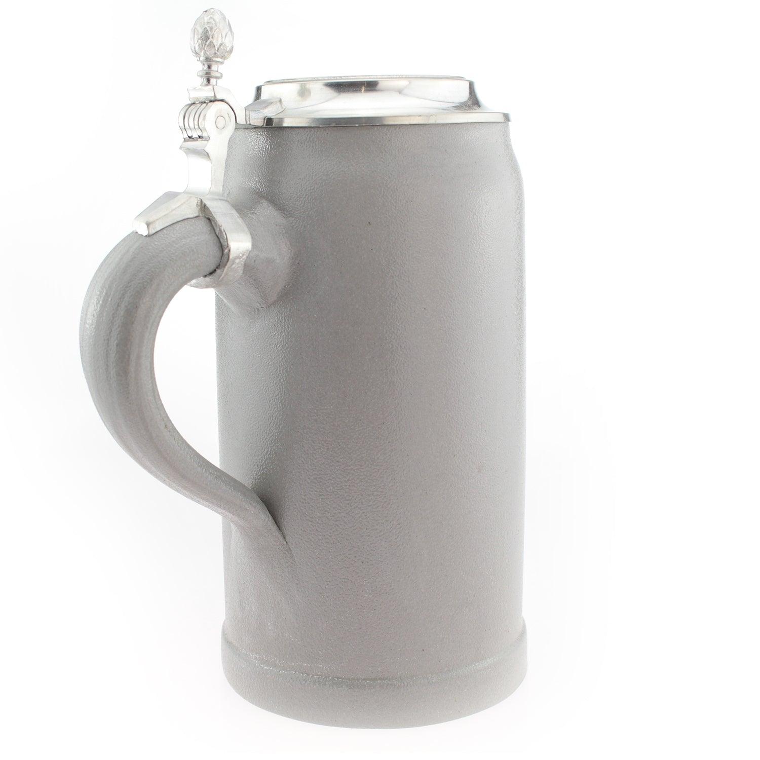 Hellgrauer Keramik-Bierkrug mit mattem Finish, Zinn-Deckel und rustikalem Henkel für Bierliebhaber