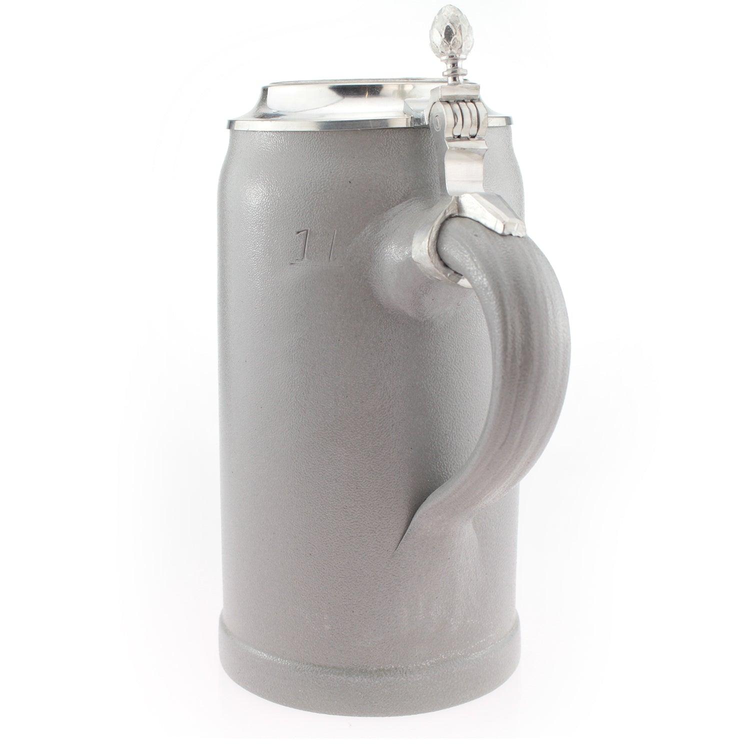 Grauer glatter Keramik-Bierkrug mit Zinndeckel und Henkel, Volumenangabe 1 L eingeprägt.