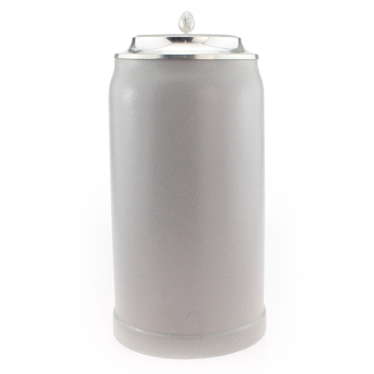 Grauer Steinzeug-Bierkrug mit glattem, zylindrischem Körper und silbernem Zinndeckel mit Verzierungen.