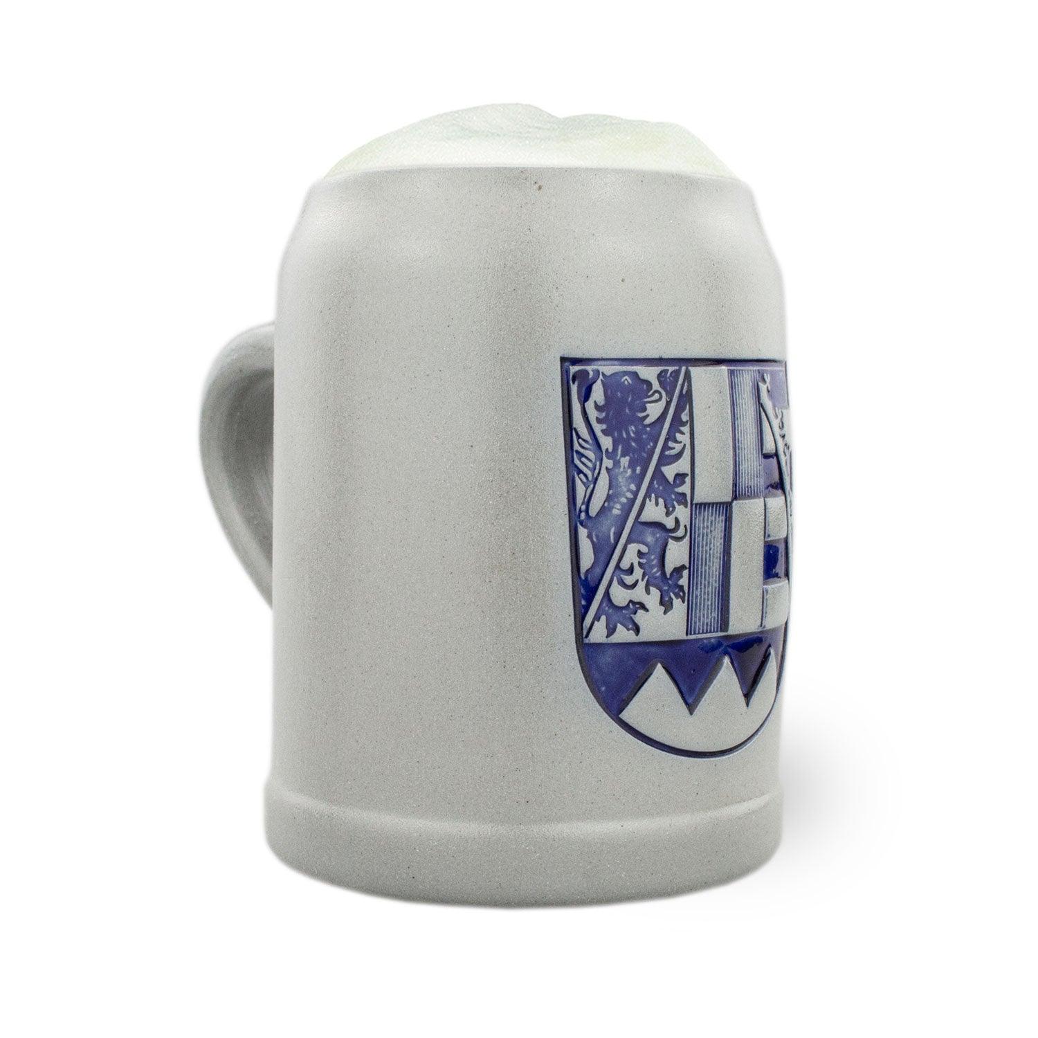 PREMIUM Bierkrug Oberfranken aus grauem Steinzeug mit detailliertem blauem Wappen und Bier.