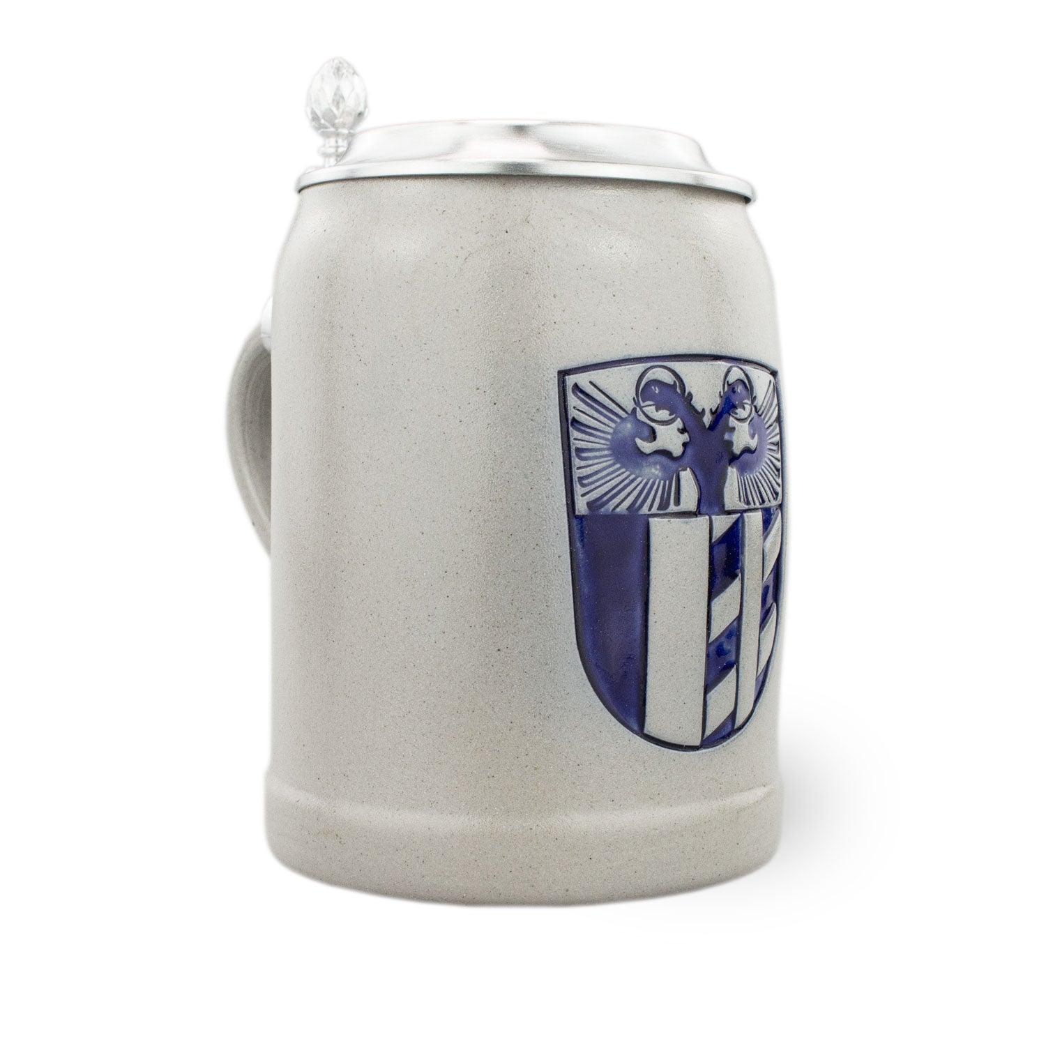 PREMIUM Bierkrug Schwaben aus Keramik mit blauem Wappen und Zinndeckel, traditionelles Design.