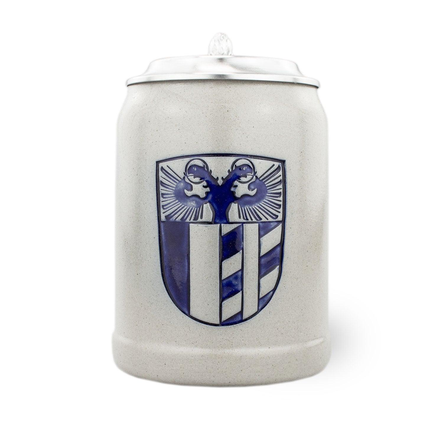PREMIUM Bierkrug Schwaben aus Keramik mit blauem Wappen und Zinndeckel, traditionelles Design.