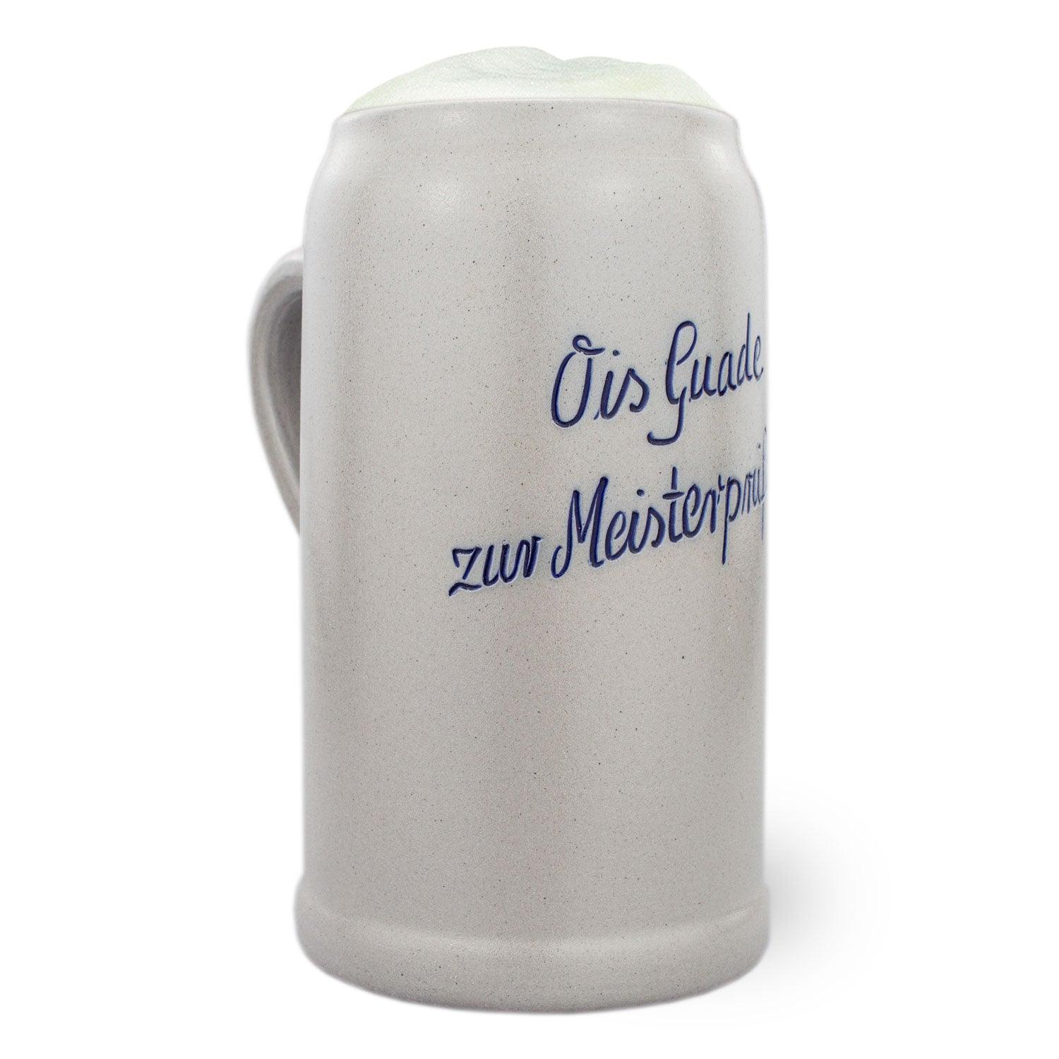 PREMIUM Steinkrug Bierkrug mit blauem Aufdruck "Ois Guade zur Meisterprüfung" und Schaumkrone.