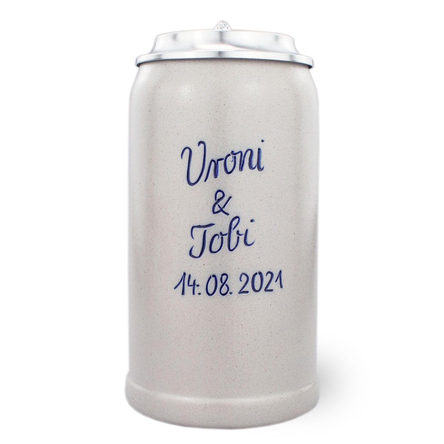 PREMIUM Bierkrug Steinkrug mit personalisierter blauer Gravur "Vroni & Tobi 14.08.2021" und Zinndeckel.