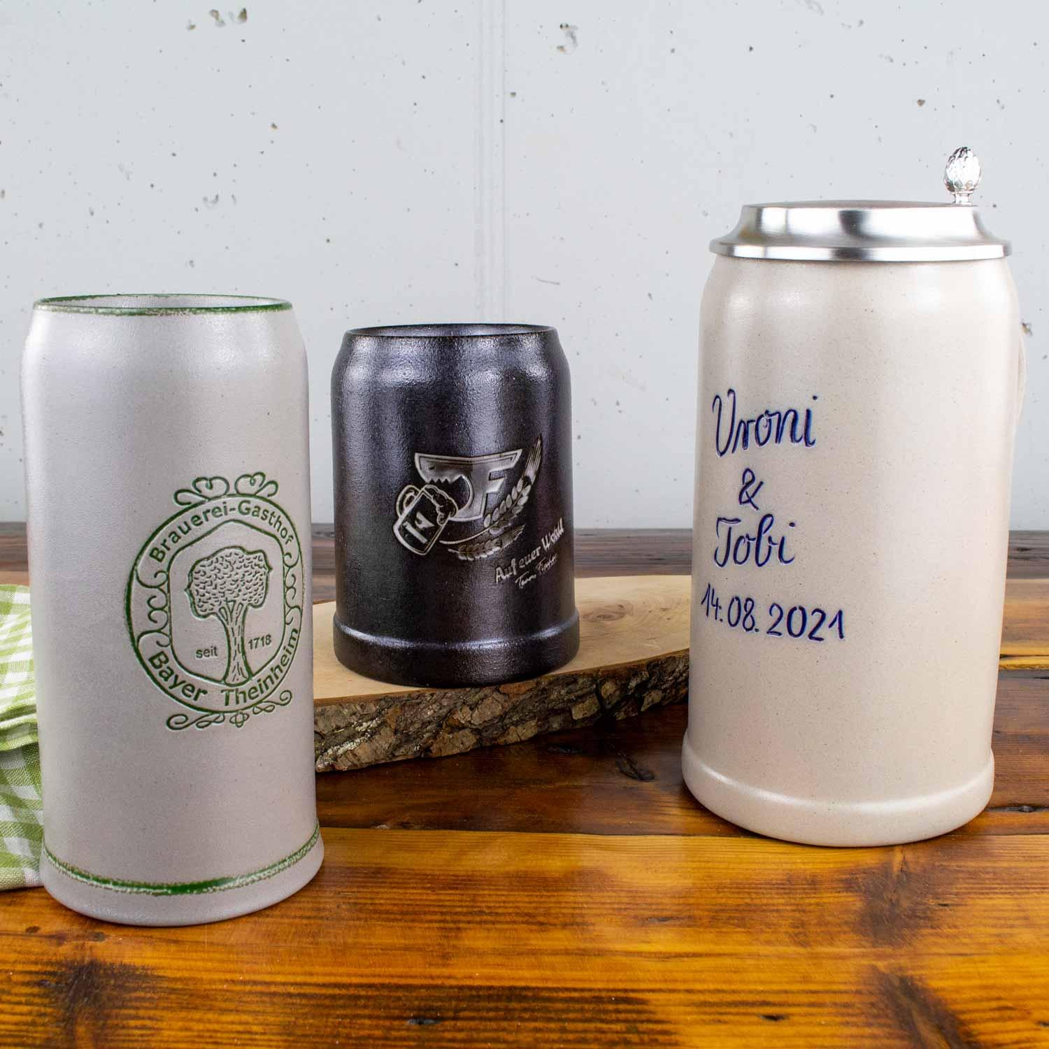 Drei unterschiedliche Krug-Designs: links mit Brauerei-Logo, mittig schwarzer mit Wappen, rechts personalisierter beige Krug mit Zinndeckel.