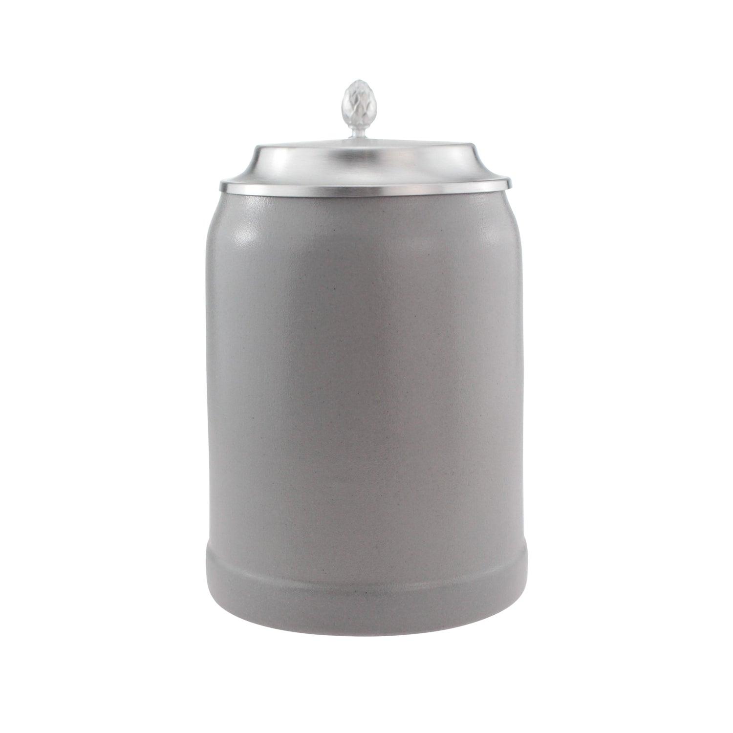 Grauer Keramik Bierkrug mit schlichtem Design und ornamentalem Zinndeckel.
