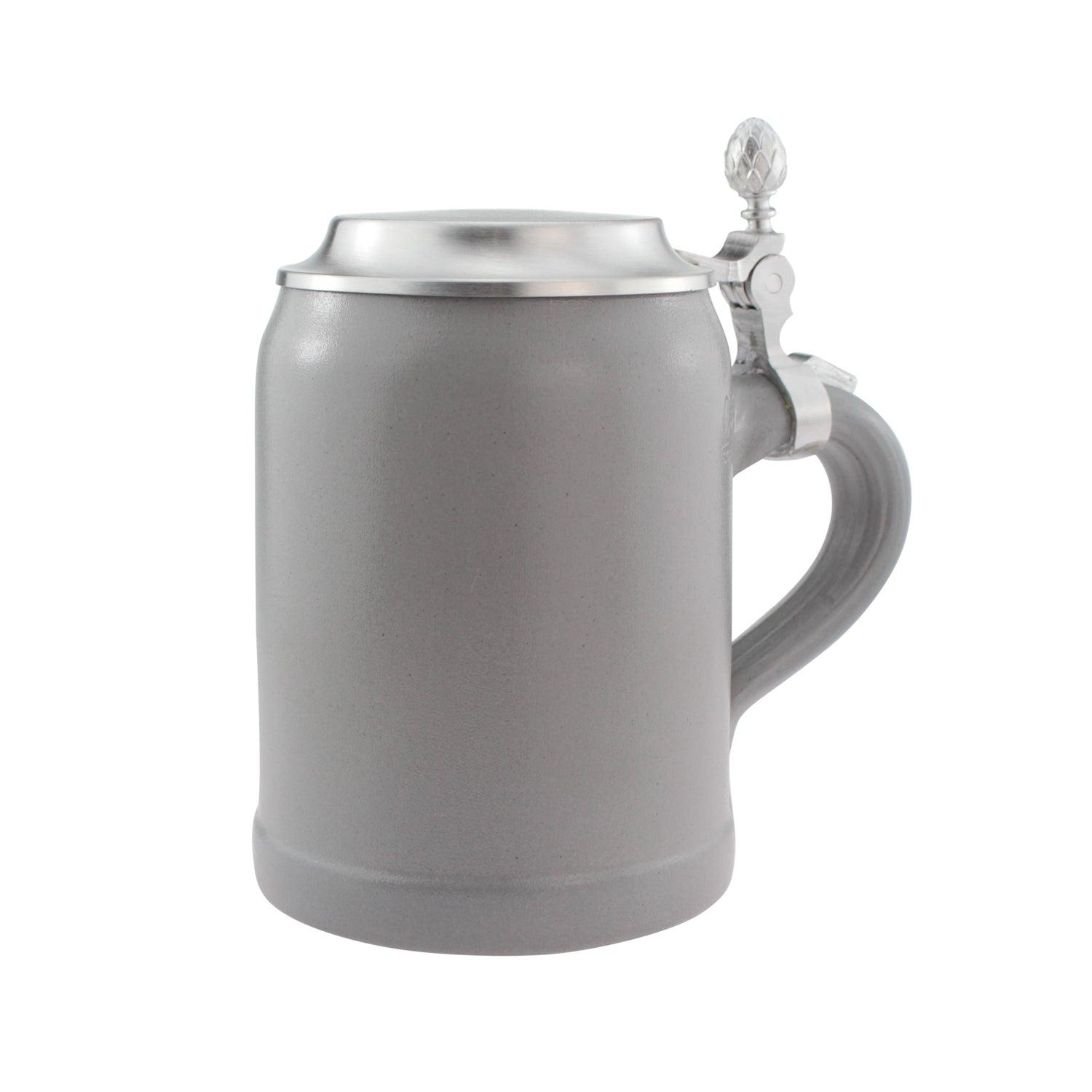 Grauer Steingut-Bierkrug mit mattem Finish und einem Zinndeckel im Artischocken-Design, ergonomischer Henkel.