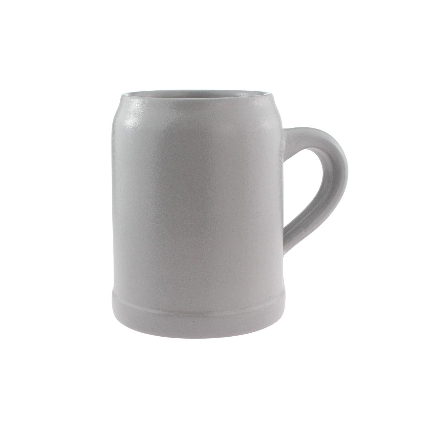 Grauer Steinkrug ohne Verzierung, traditioneller Bierkrug aus Keramik mit Henkel und gerader Form.
