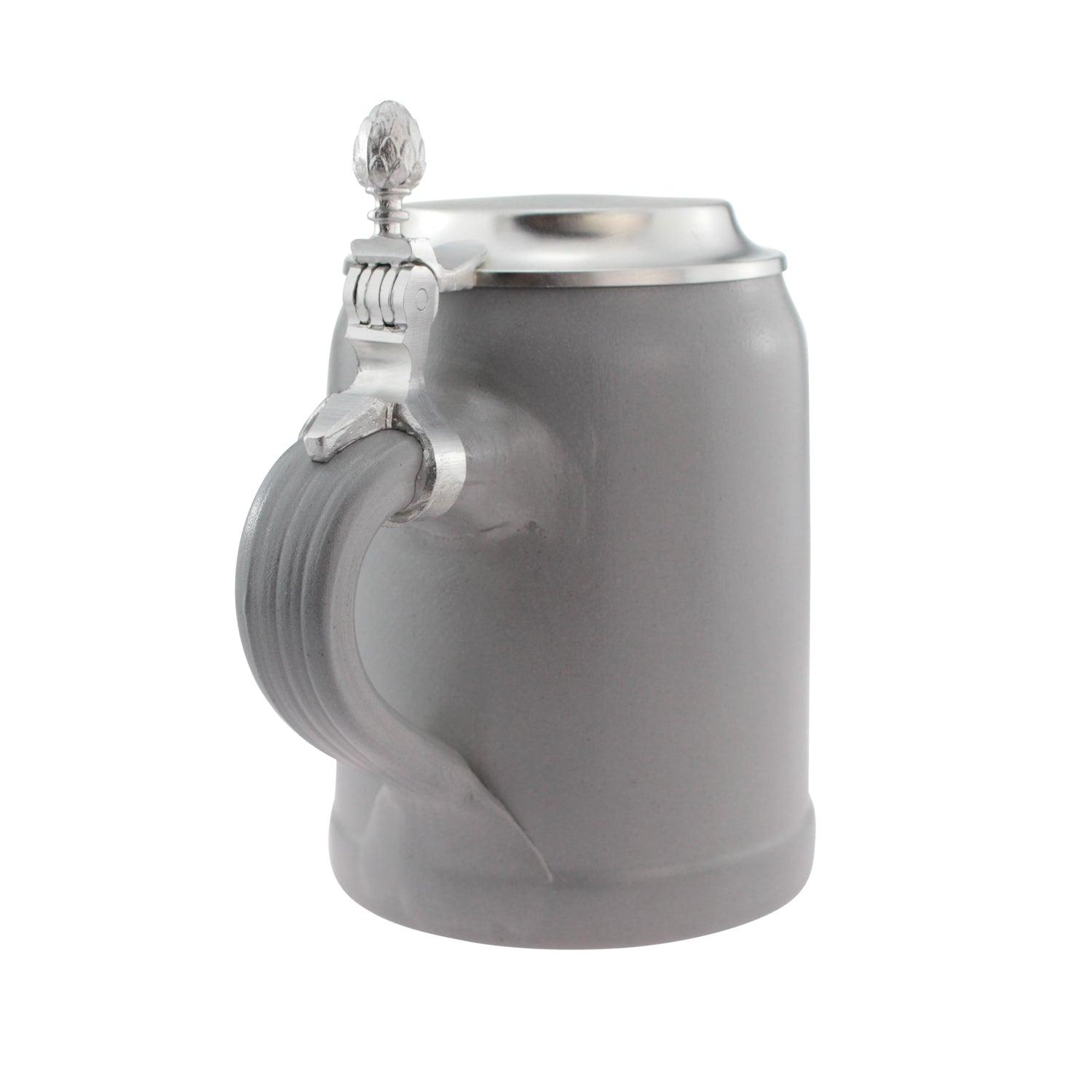 Grauer Keramik-Bierkrug mit glänzendem Zinndeckel und Henkel, seitenansicht auf weißem Hintergrund.