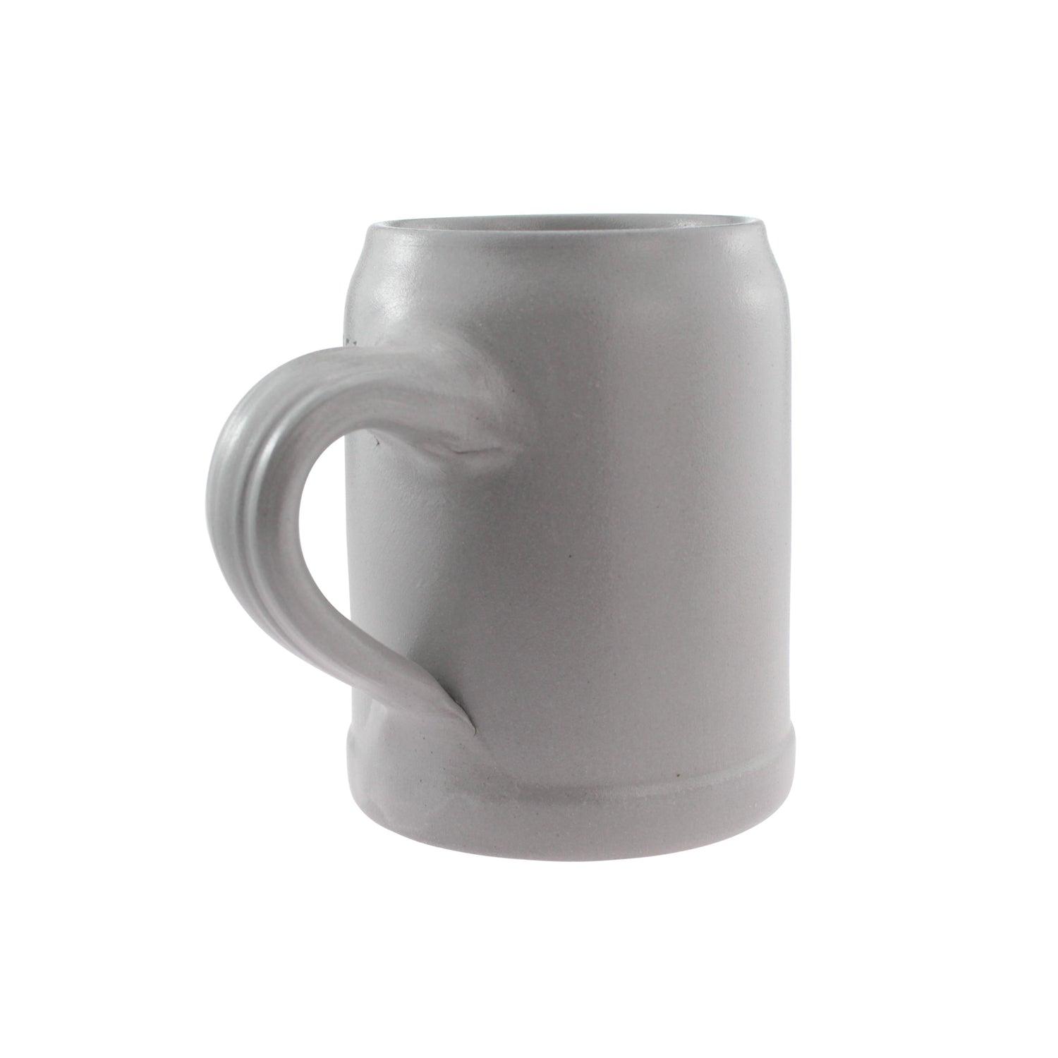 Schlichter grauer Bierkrug aus Keramik mit zylindrischem Körper und robustem Henkel, ideal für Biere und Getränke.