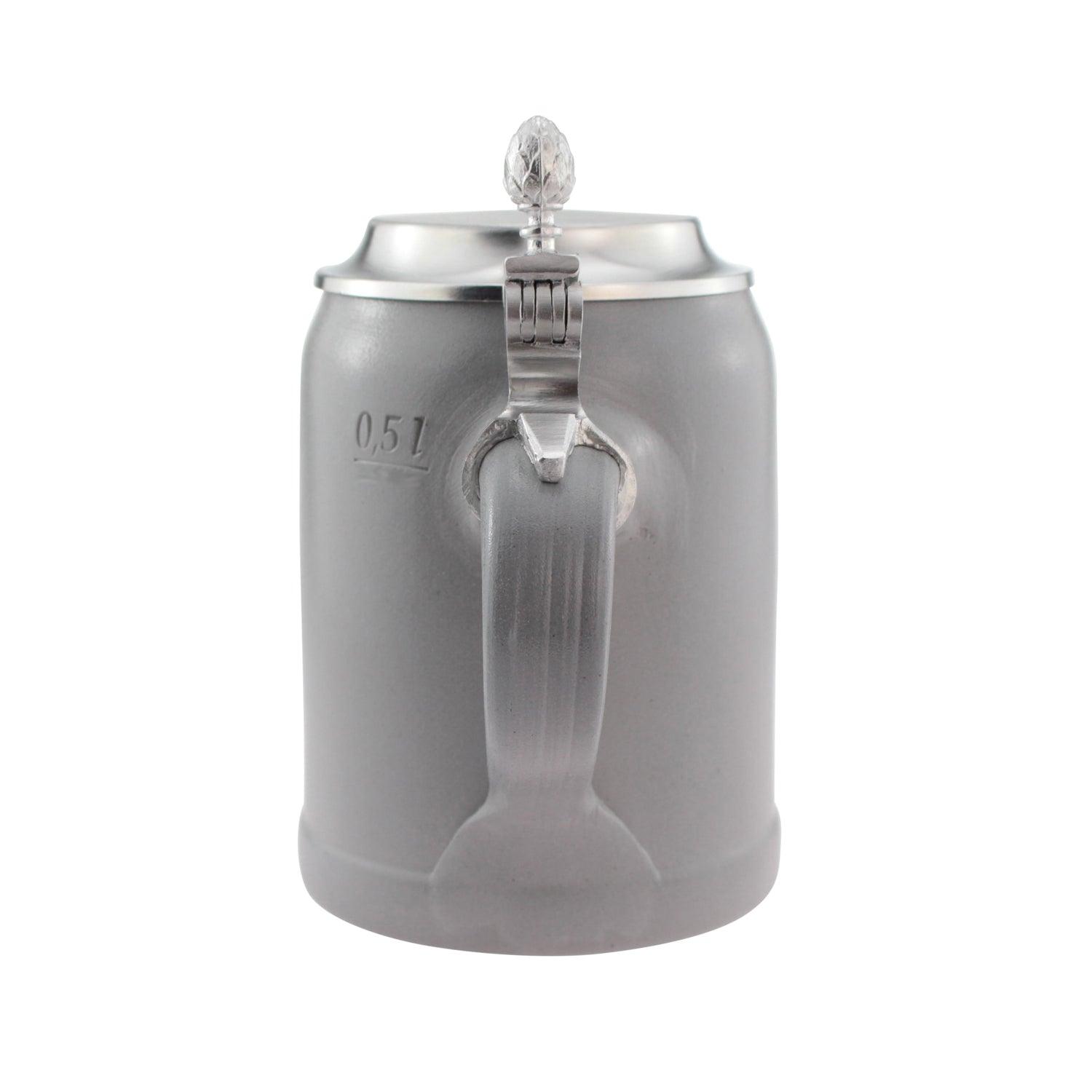 Grauer Keramik-Bierkrug mit Zinndeckel und 0,5 Liter Füllstrich, Ansicht von der Henkelseite.