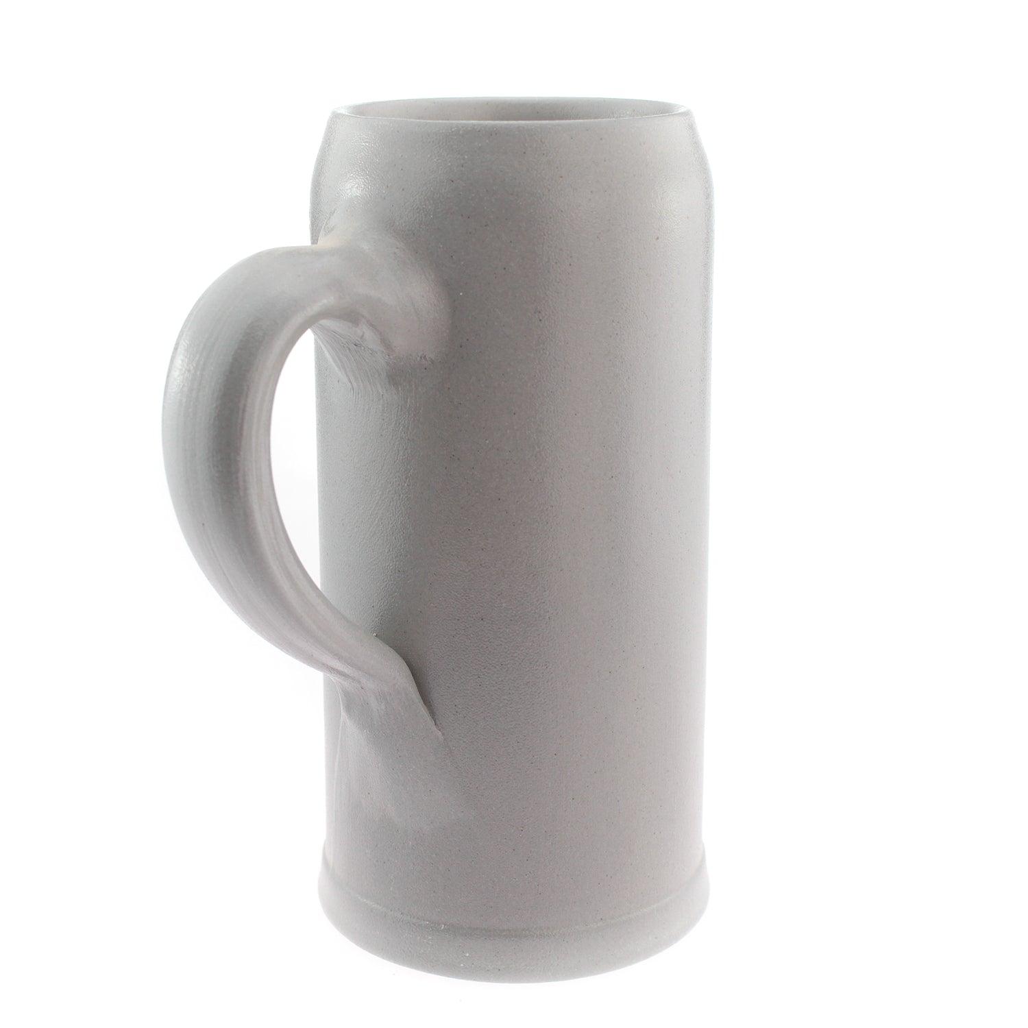 Schlichter anthrazitfarbener Bierkrug aus Keramik mit Henkel, ideal für Bierliebhaber.