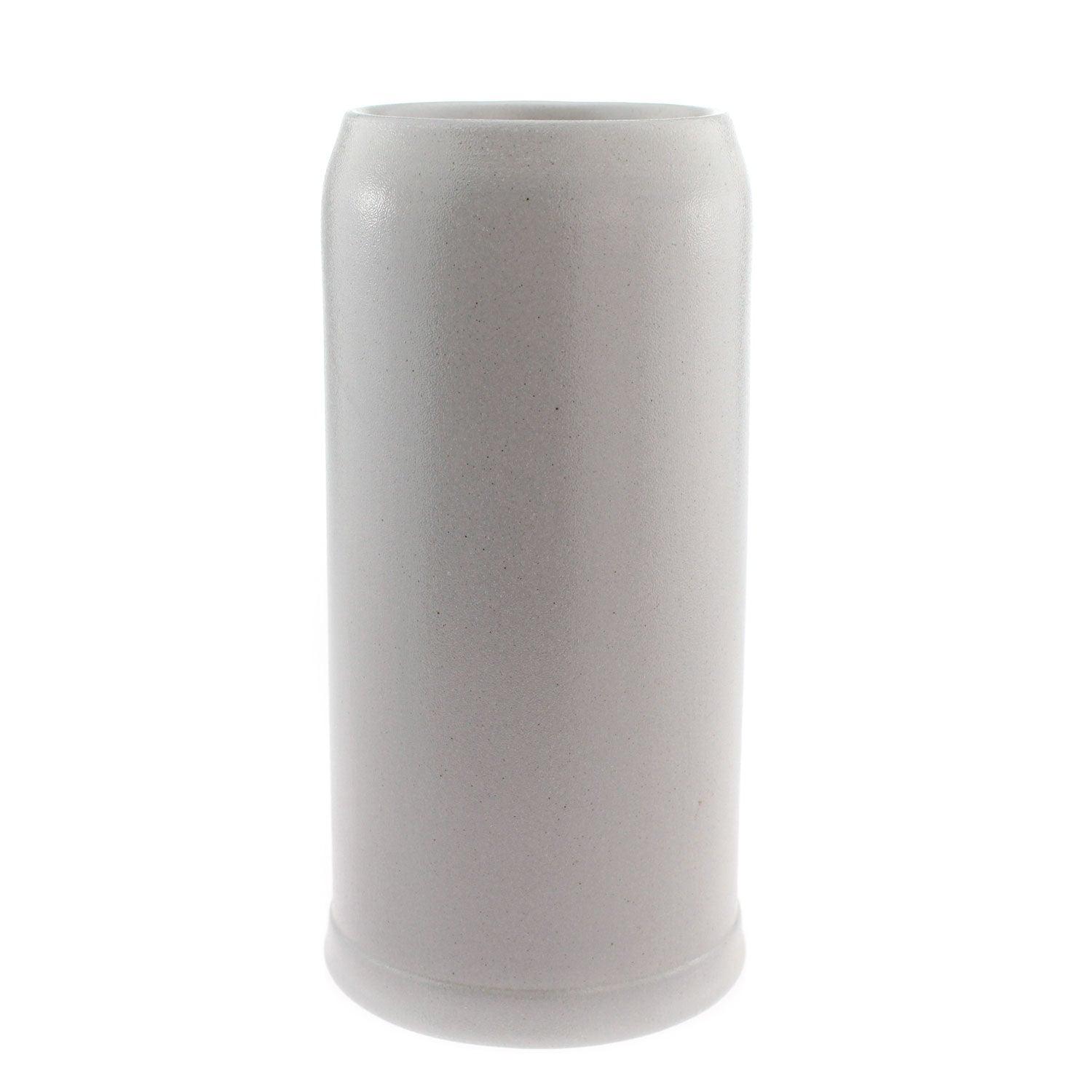 Grauer Bierkrug aus Keramik, mit rauer Oberfläche und zylinderförmiger Form, ohne Henkel.