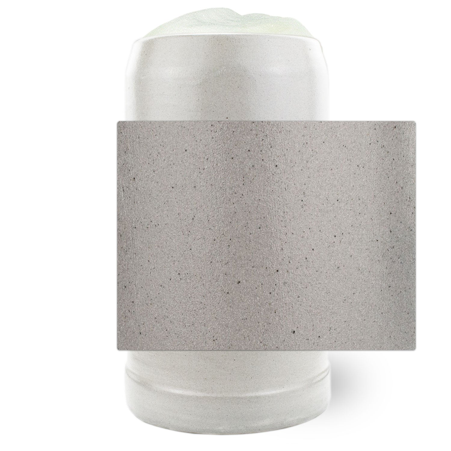 PREMIUM Steinkrug Bierkrug aus heller Keramik mit rustikaler Oberfläche vor weißem Hintergrund.