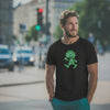 Mann mit Bart trägt schwarzes Pumuckl T-Shirt mit grünem "Ampel-Edition" Motiv auf der Straße.