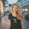 Junge Frau mit langen blonden Haaren trägt schwarzes Pumuckl T-Shirt Ampel-Edition auf belebter Straße.