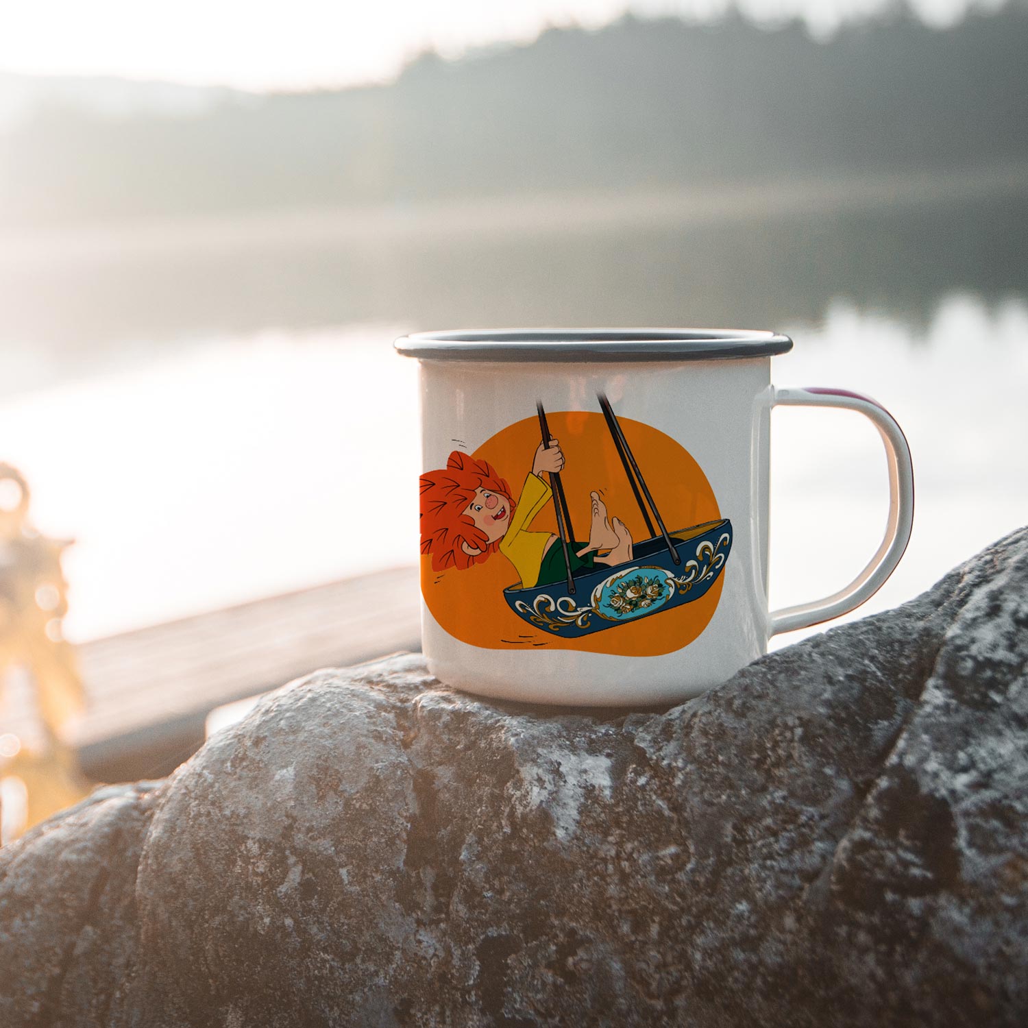 ®Pumuckl Emaille-Tasse Schiffschaukel auf einem Stein am Seeufer, Sonne am Horizont.