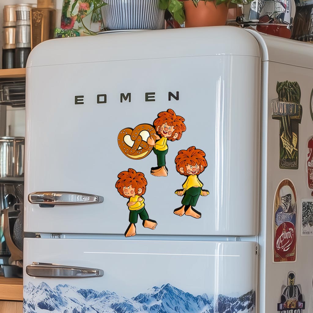 3er Set Pumuckl Magnete: Drei detailreiche Figuren, eine hält eine Brezel, auf weißem Kühlschrank.