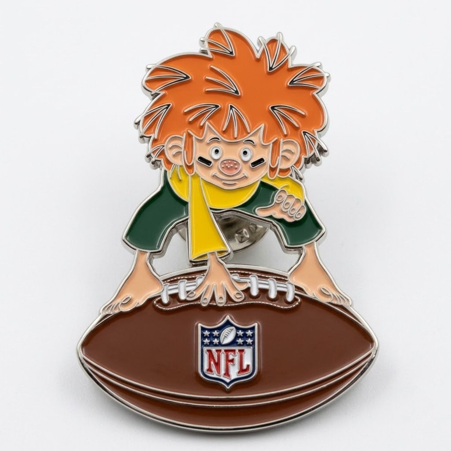 NFL x Pumuckl Pin "Touchdown" zeigt Pumuckl auf Football mit NFL-Logo, E-Commerce Merchandise
