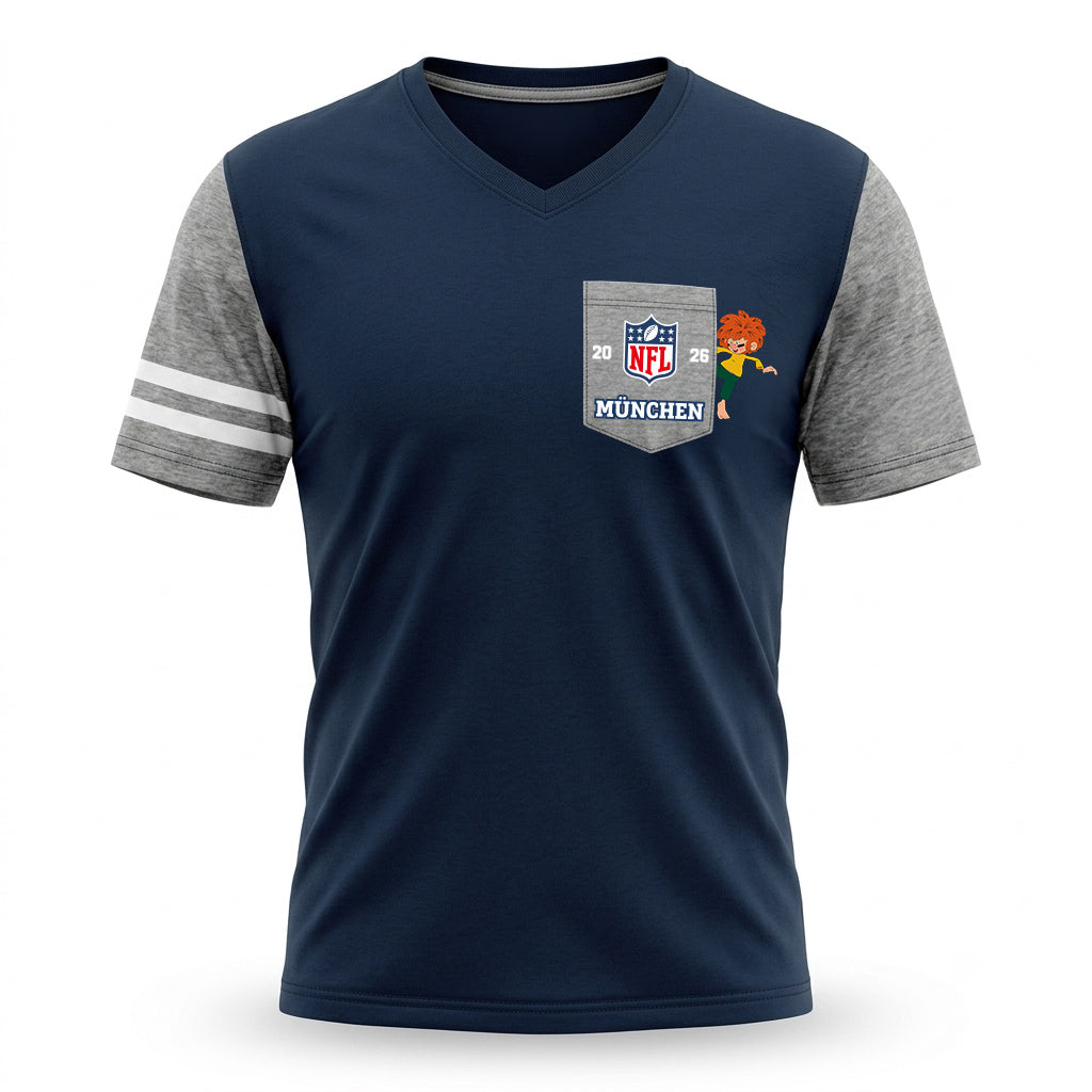Marineblaues V-Neck T-Shirt mit grauen Ärmeln, weißem Streifenmuster und Brusttasche mit NFL München Logo und Pumuckl Design.
