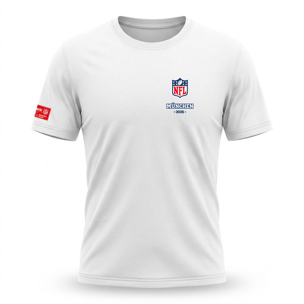 Weißes Baumwoll-T-Shirt mit NFL München 2026 Logo und einem roten Pumuckl Label am Ärmel.