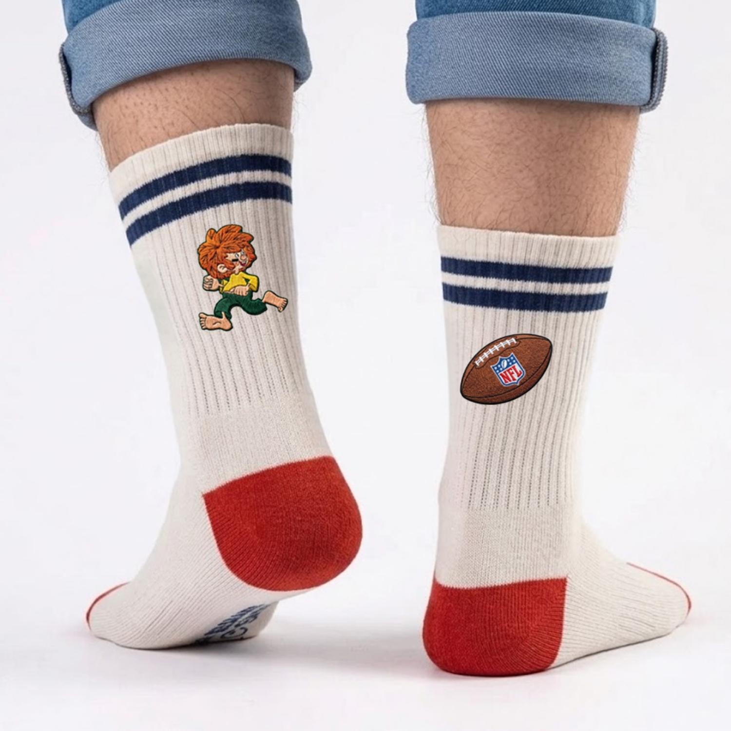 Cremefarbene NFL x Pumuckl Socken mit blauen Streifen, Pumuckl-Motiv und Football-Logo, roten Fersen.