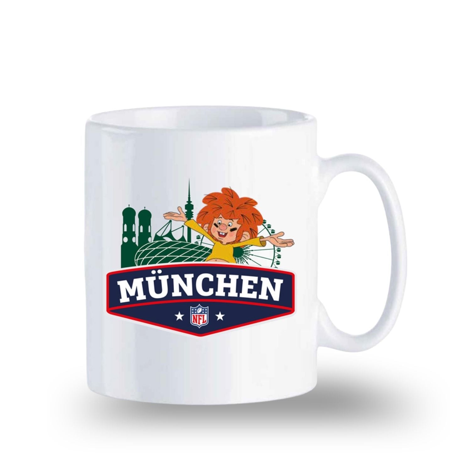 Weiße Keramiktasse mit Pumuckl und Münchner Skyline Motiven, NFL x Pumuckl Kollektion, ideal für Fans.