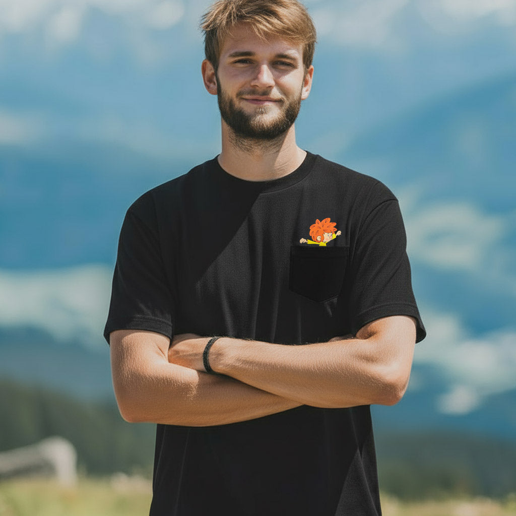 Junger Mann trägt schwarzes Pumuckl T-Shirt Nei da mit Kobold-Motiv in der Brusttasche, entspannt draußen.