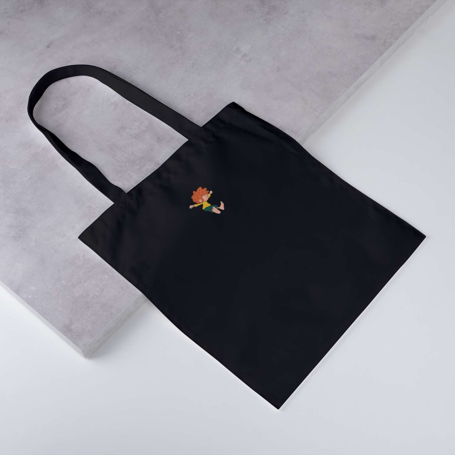 Schwarze Stofftasche "Pumuckl bin a dabei" mit aufgedrucktem Pumuckl und Tragegriffen auf hellem Hintergrund.
