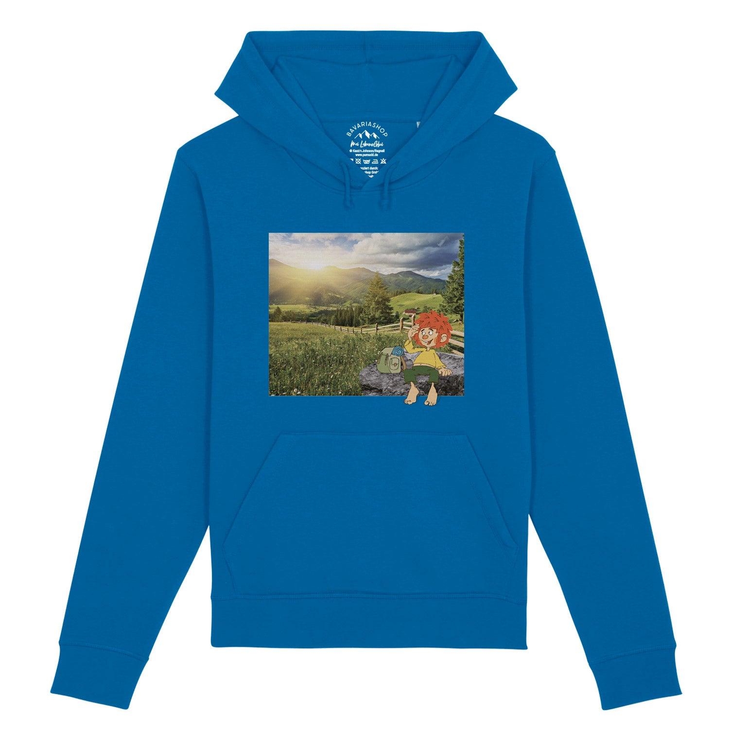 Blauer Pumuckl Herren Hoodie "Berg-Kobold" mit Kobold-Motiv vor Berglandschaft und Sonnenuntergang.