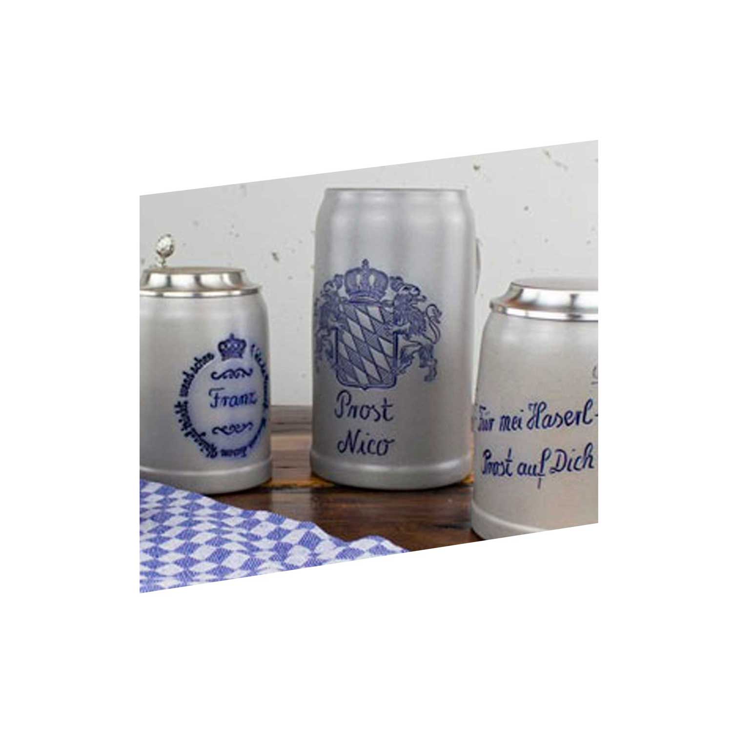 Dreier-Set bayerische Bierkrüge aus Ton mit verschiedenen blauen Wappen und Schriftzügen, ideal als Geschenk.