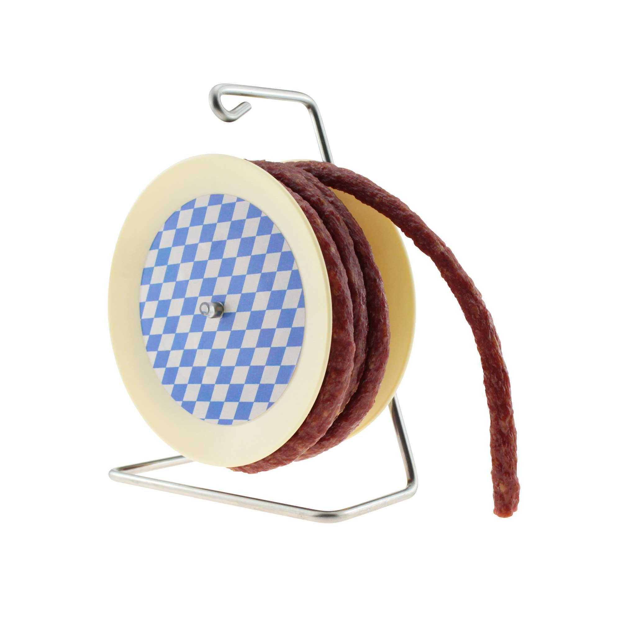 Salamirolle auf bayrisch gemustertem Spender mit würziger Hirschsalami, ideal für Brotzeit und Geschenke.