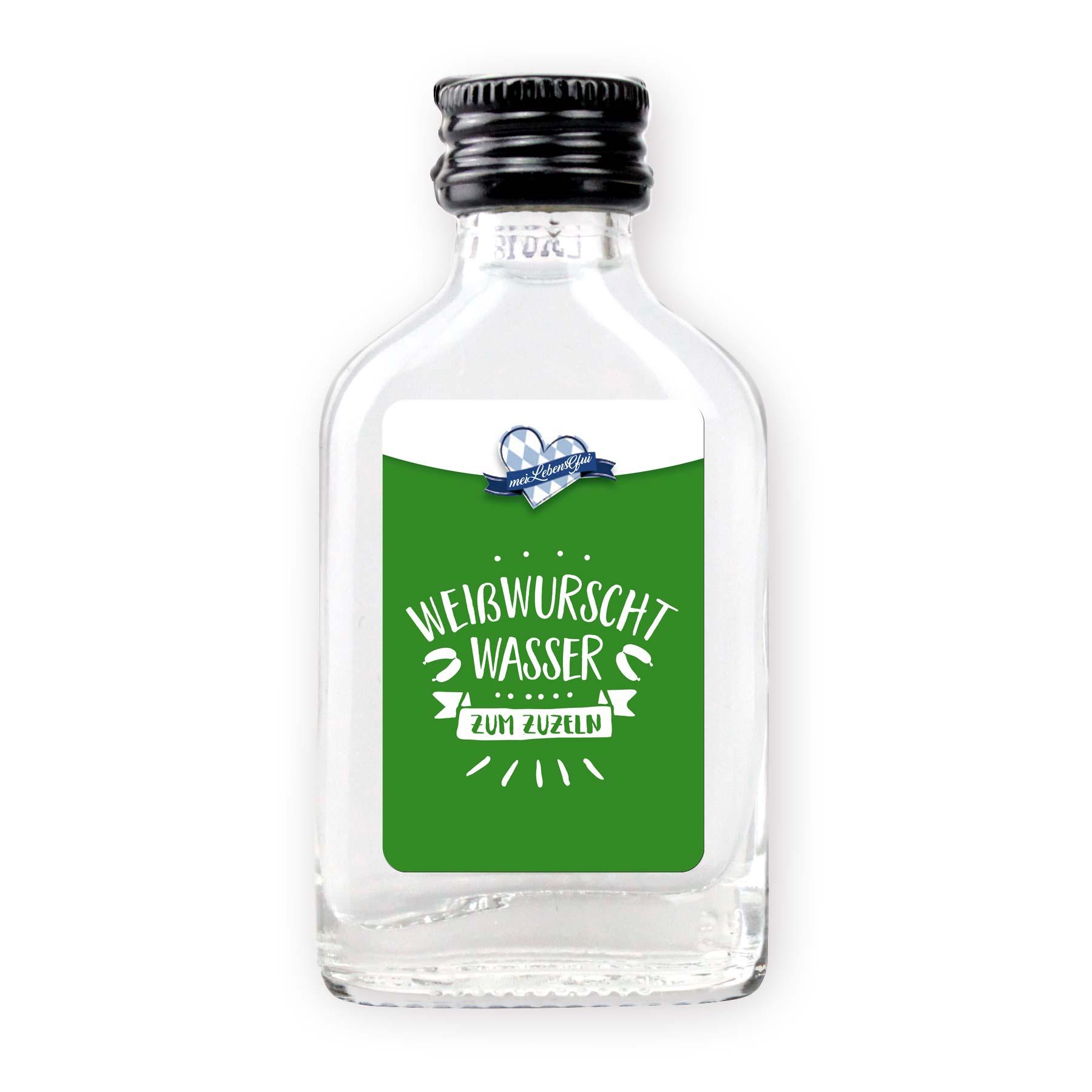 Kleine Flasche Weißwurscht Wasser für die Geschenkbox Weißwurscht-Frühstück. Grünes Etikett mit Aufschrift zum Zuzeln.