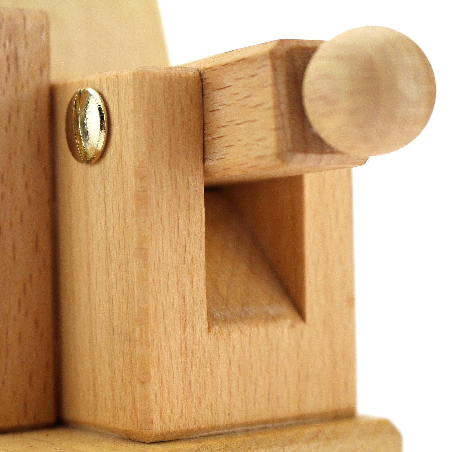 Detaillansicht eines naturfarbenen Holzspielzeugs mit Messingschraube und Holzkugel als Griff